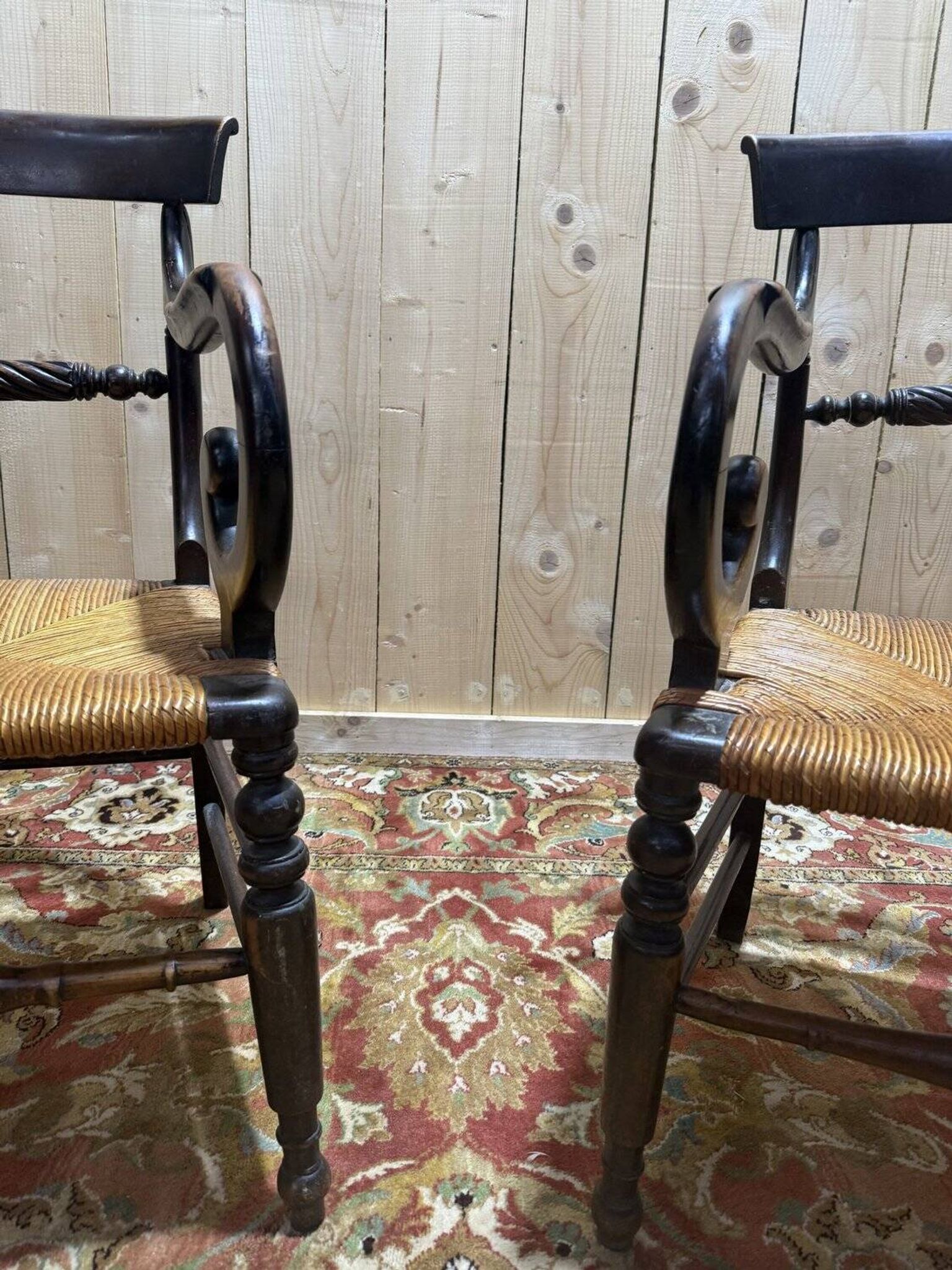 Paire de fauteuils paillés rustiques
