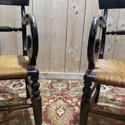 Paire de fauteuils paillés rustiques