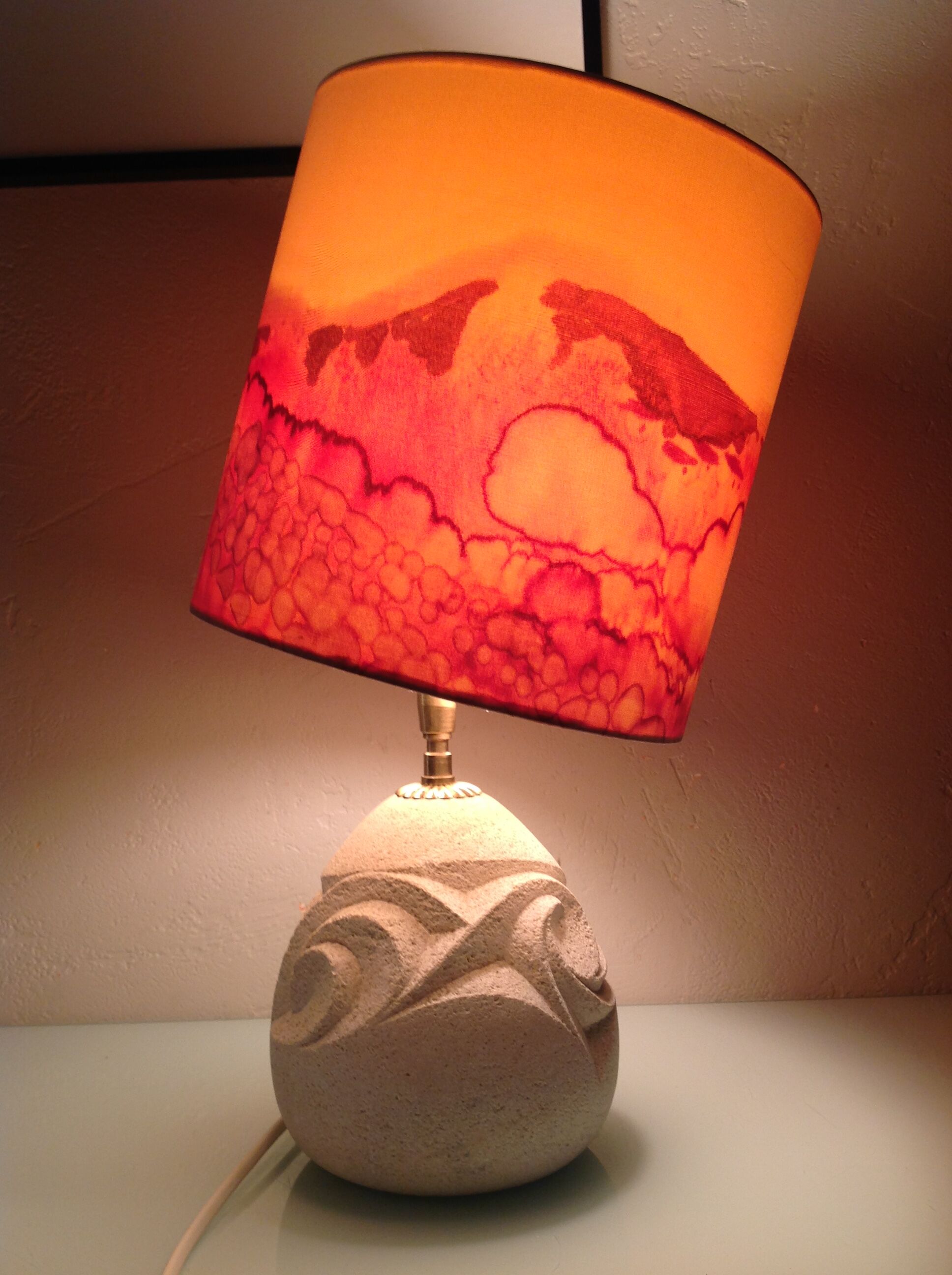 Ovoid lamp in carved stone and printed lampshade / vintage 60-70s
