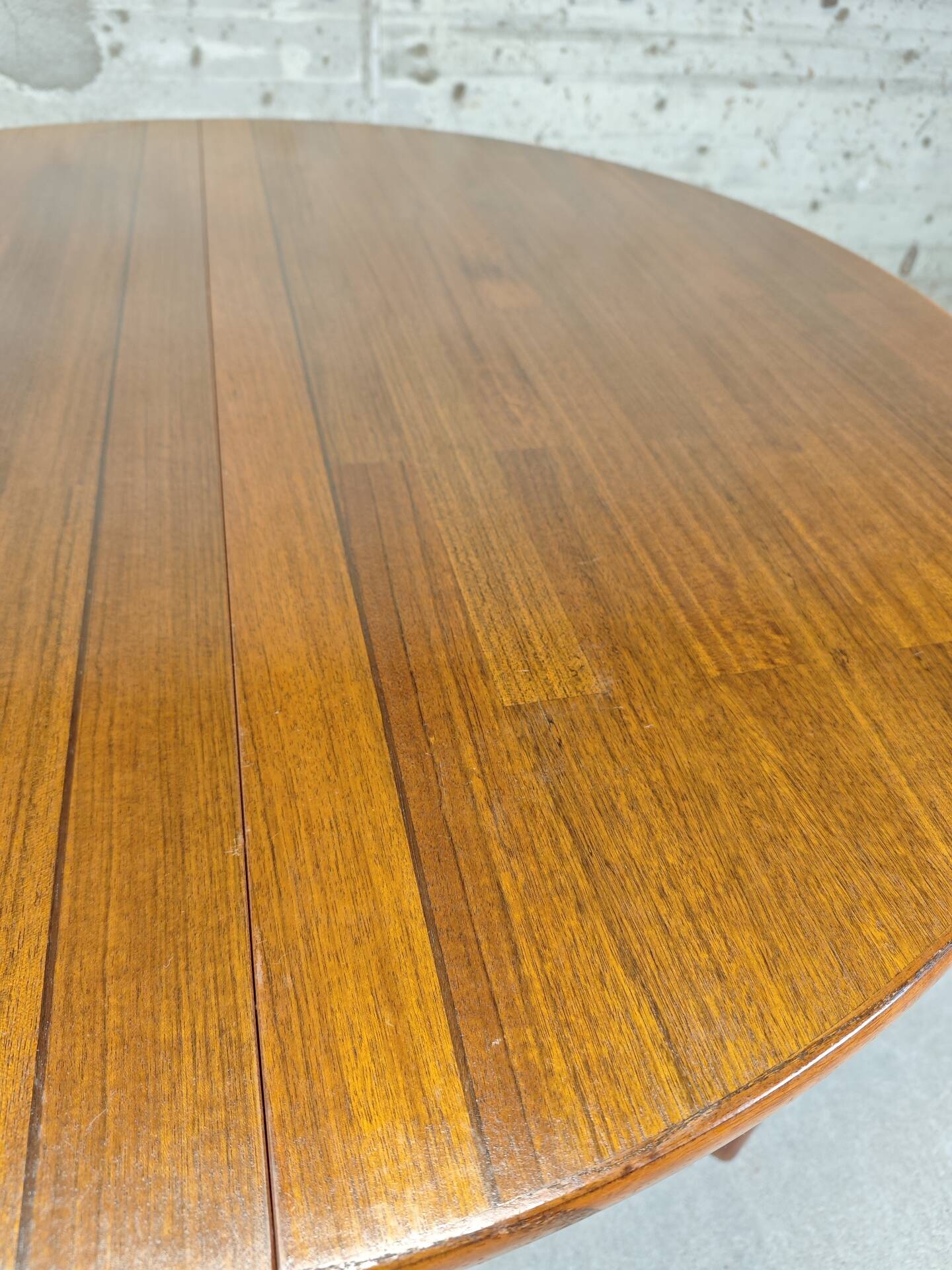 Extendable round table