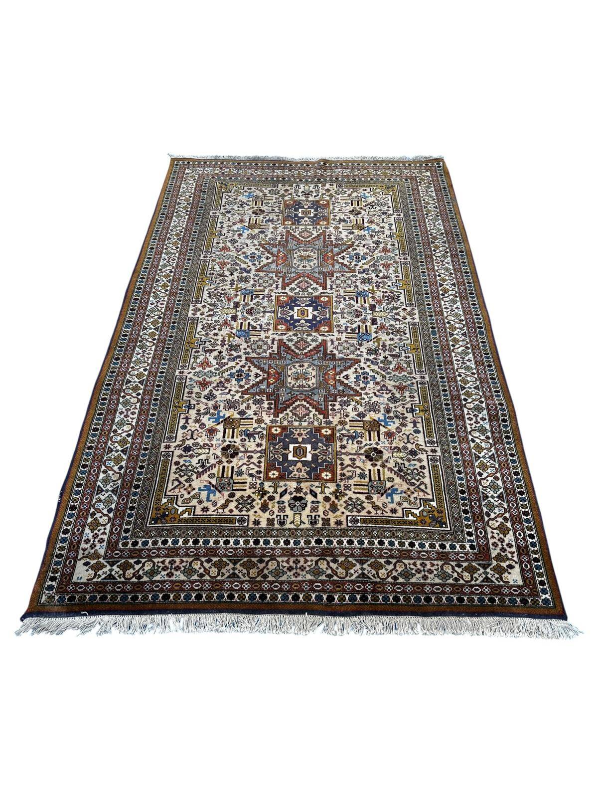 Handmade Persian carpet 270cm x 170cm