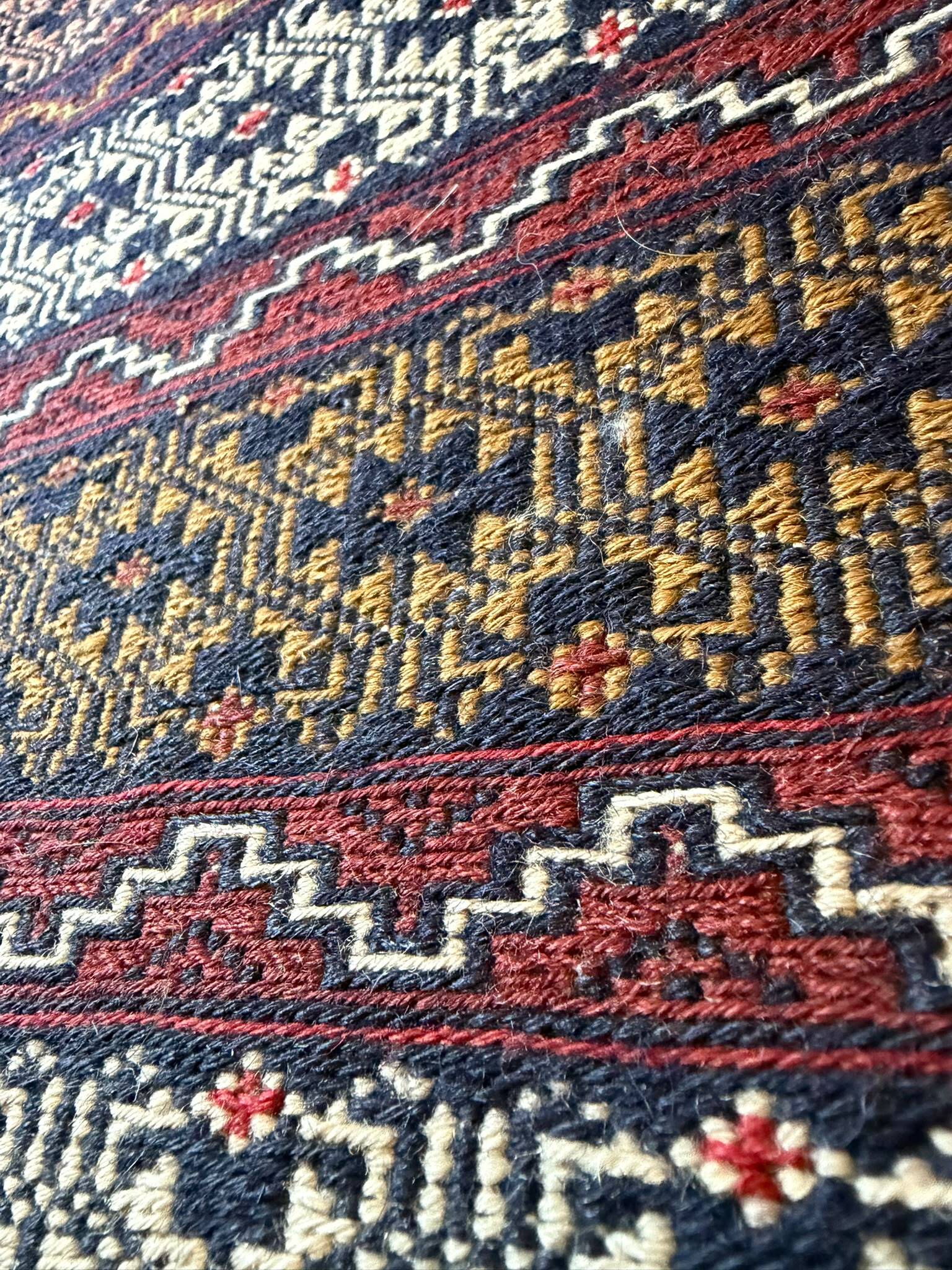 Tapis afghan artisanal réalisé à l’aiguille – 175 × 135cm