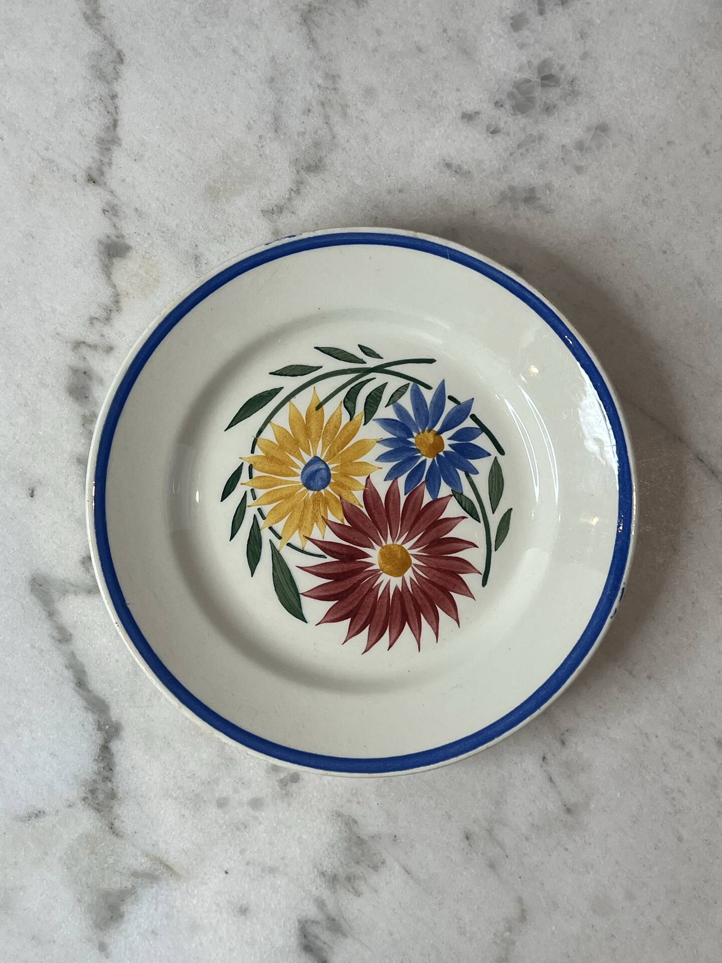 Flat plate with hand-painted floral decoration