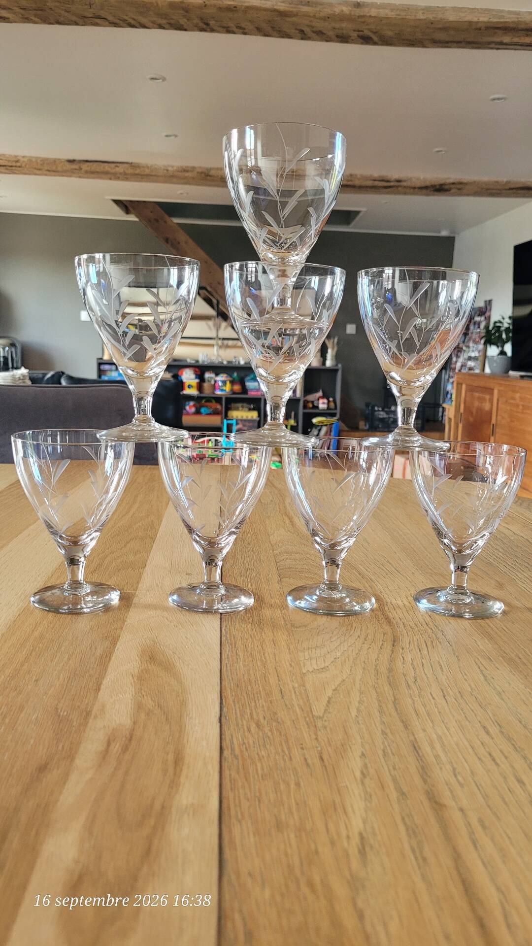 8 verres à pied anciens en verre gravé