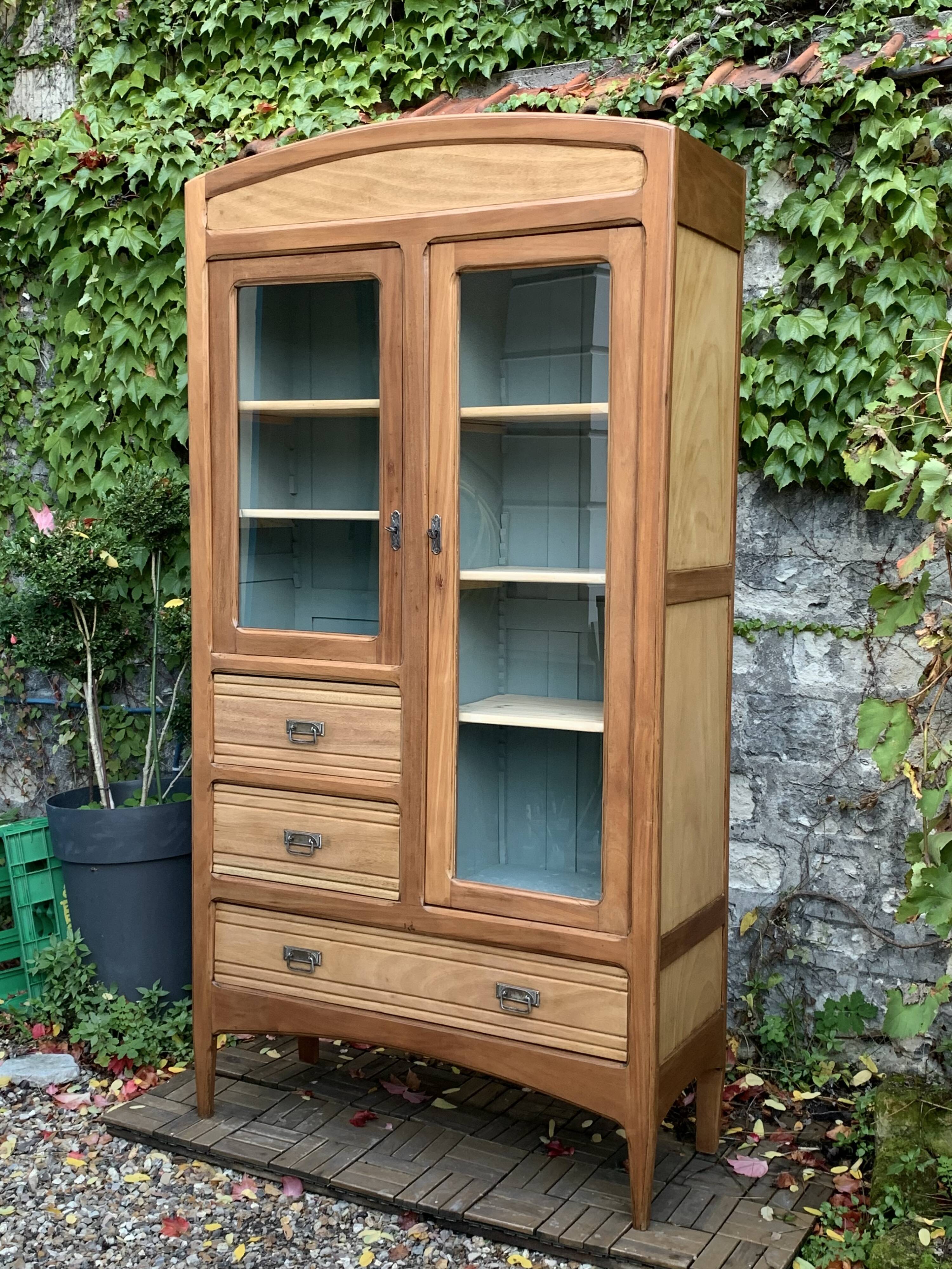Armoire parisienne d’hôtel vitrée bois brut 1930