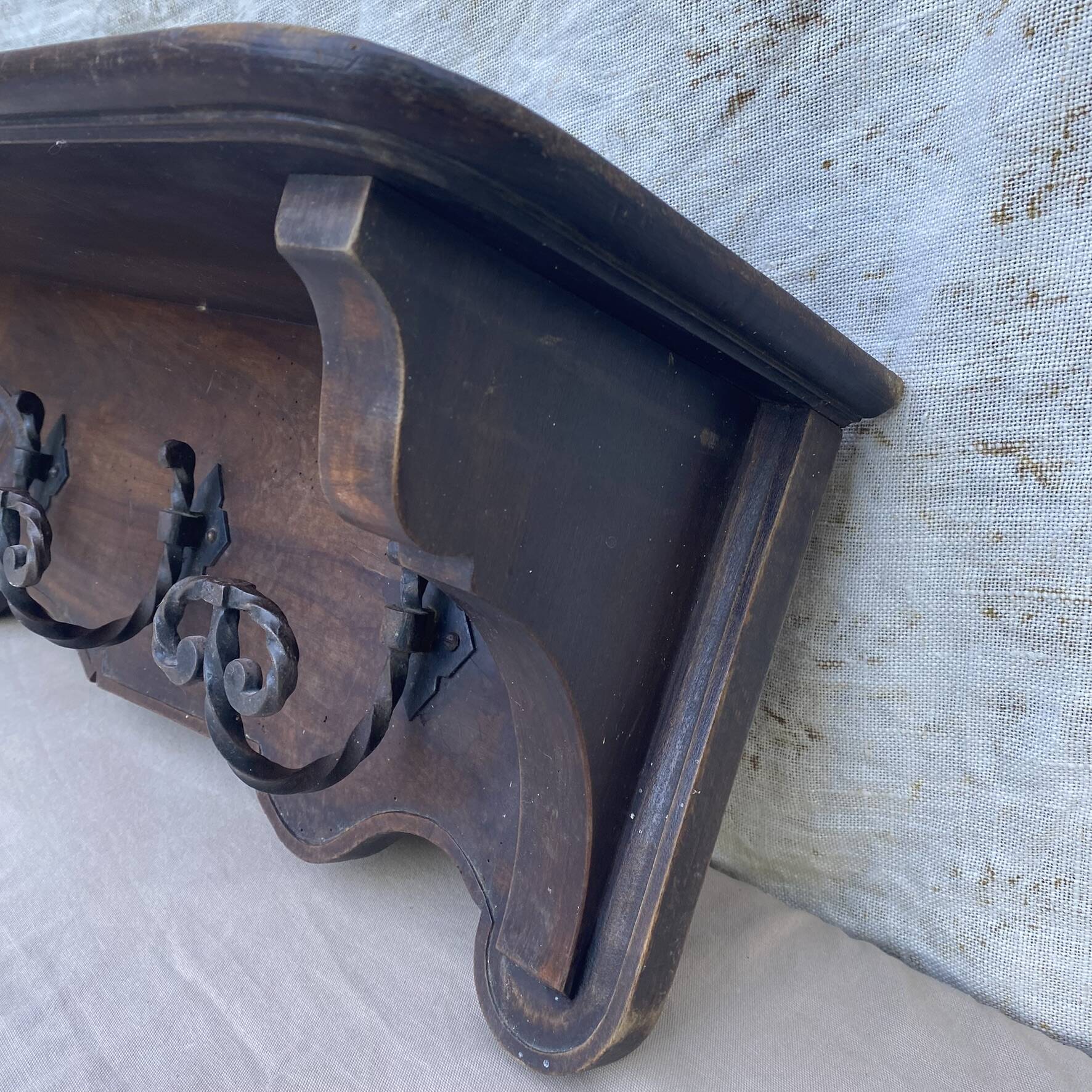 Large antique wall-mounted coat rack in carved wood 135 cm