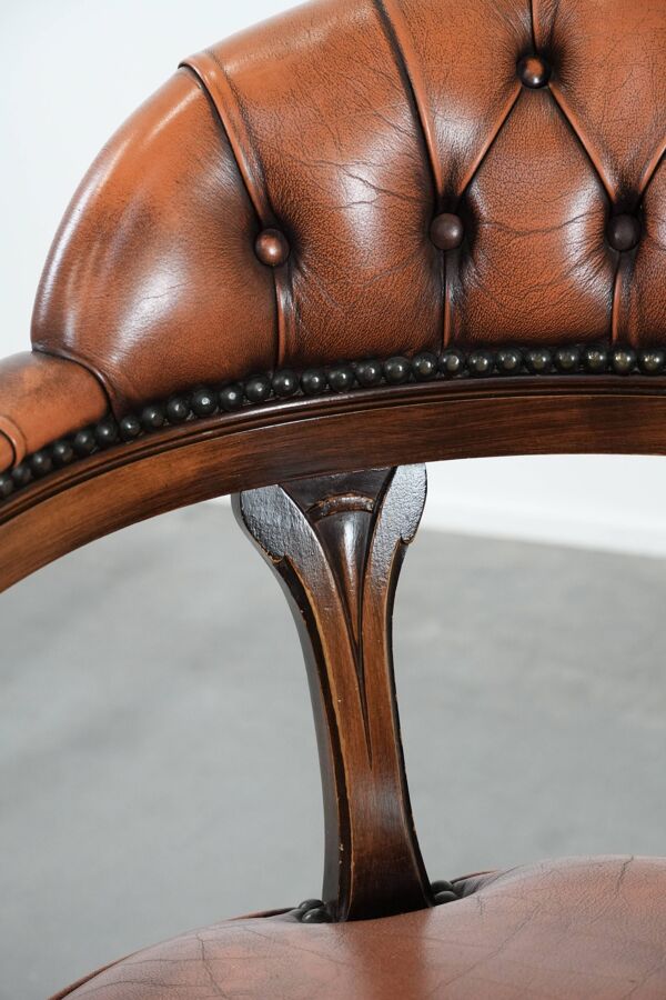 Chaise de bureau Chesterfield en cuir de vache classique et intemporel avec accoudoirs en bois.