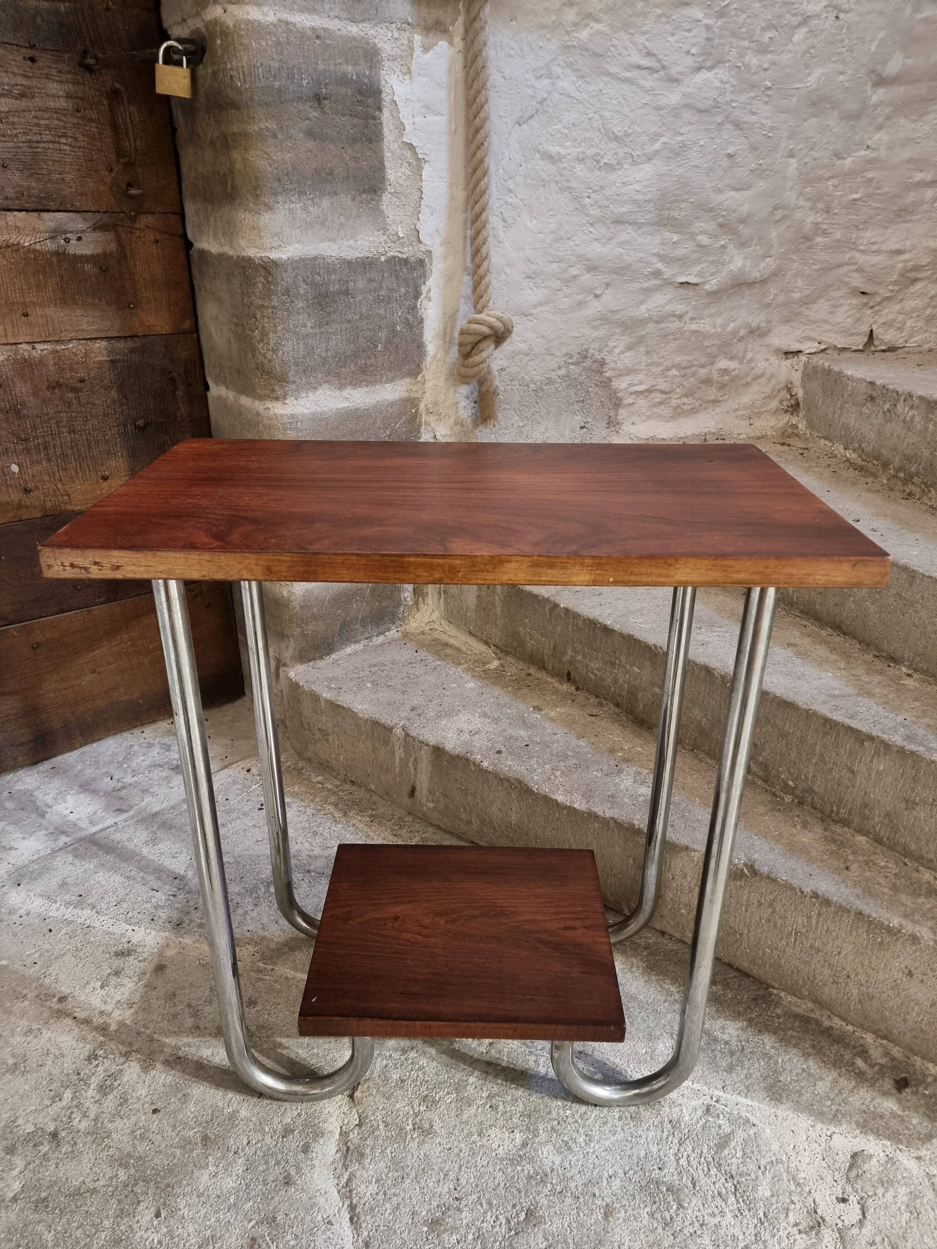 Table d'appoint moderniste française en placage acajou, 1930s–1950s