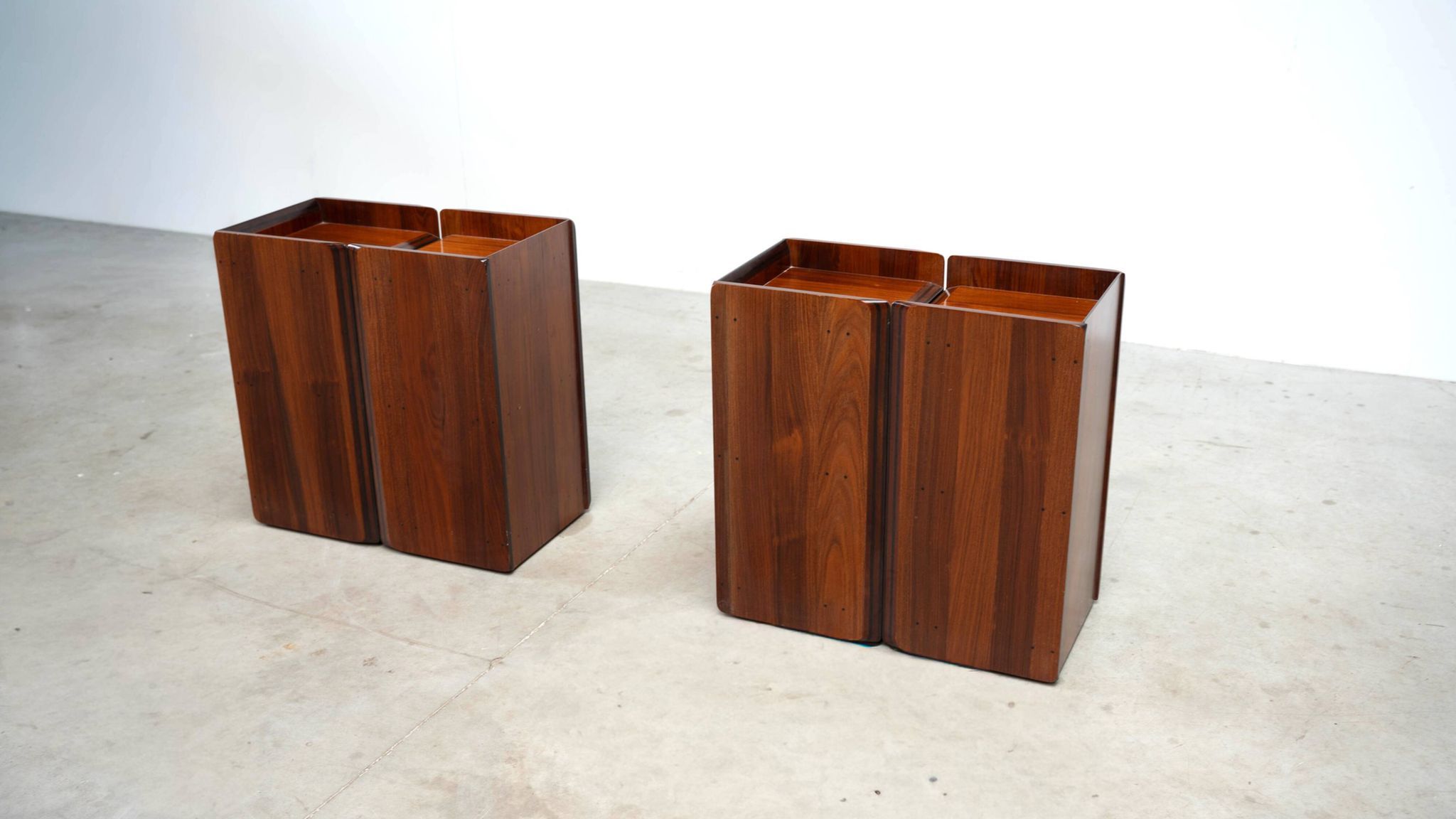 Rares cabinets latéraux en bois de rose Afra Tobia Scarpa pour Maxalto