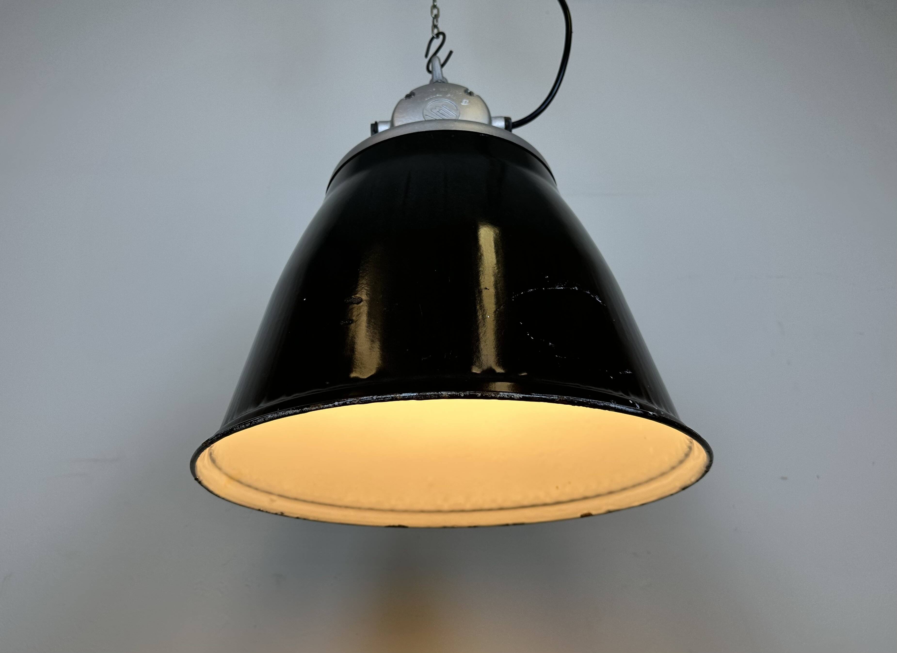 Suspension industrielle en émail noir, 1960s