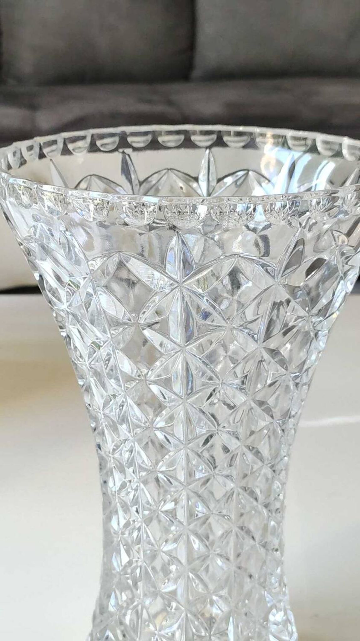 Grand Vase Tulipier en cristal de Bohème taillé. Motifs étoilés/losanges. Haut 26 cm