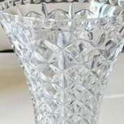 Grand Vase Tulipier en cristal de Bohème taillé. Motifs étoilés/losanges. Haut 26 cm