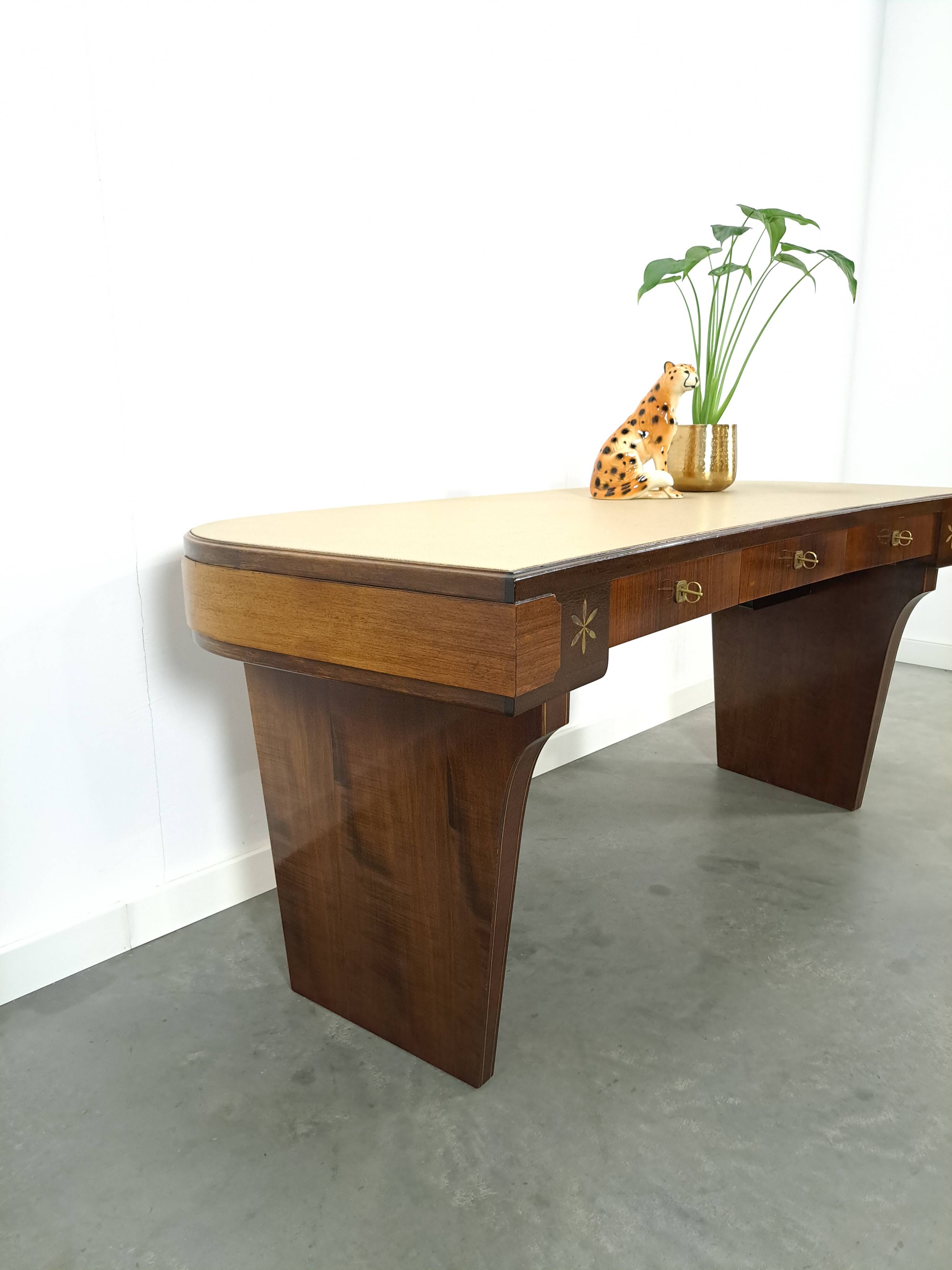 Vrijstaand Art Deco bureau met licht blad en lades