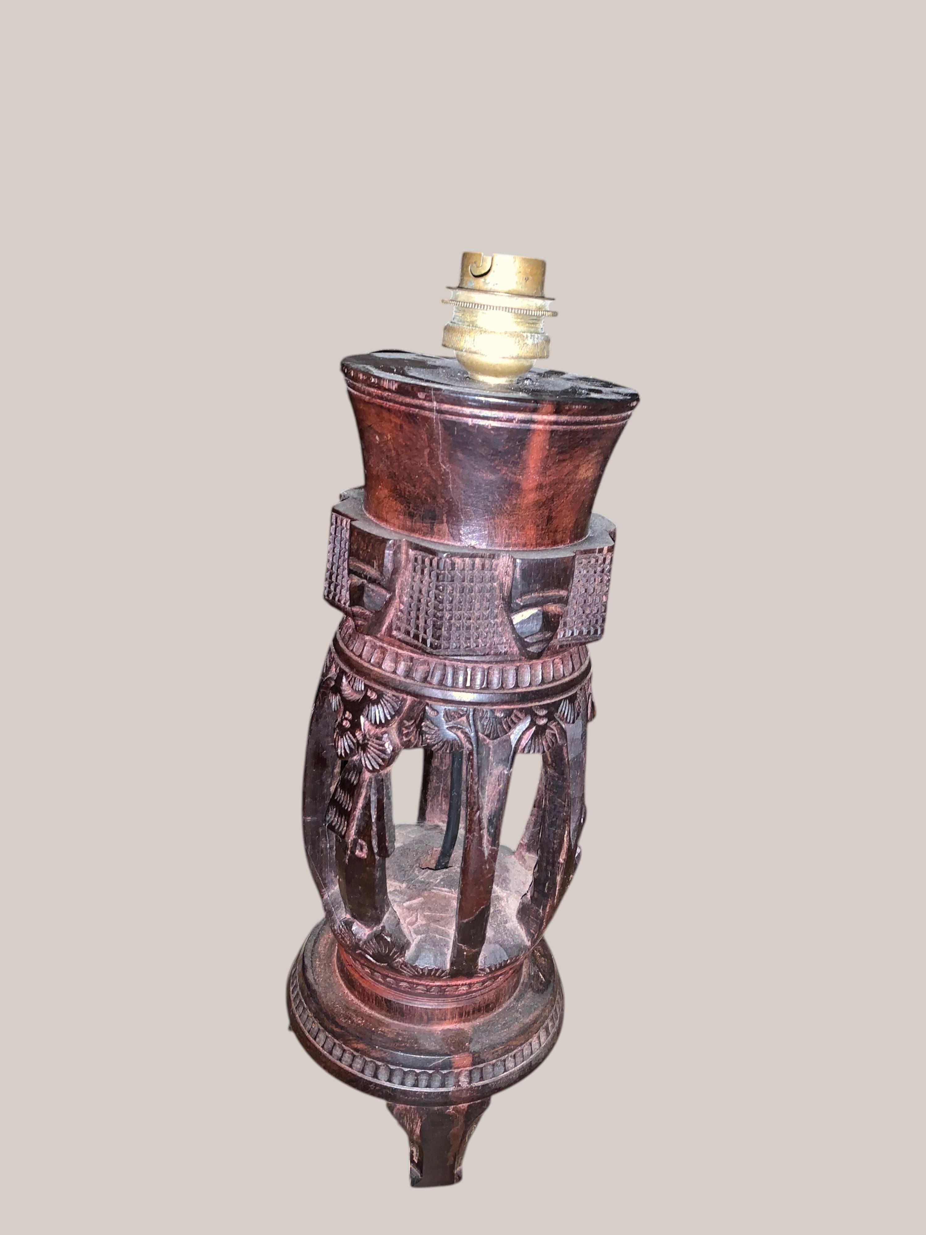 Lampe en bois sculpté malgache