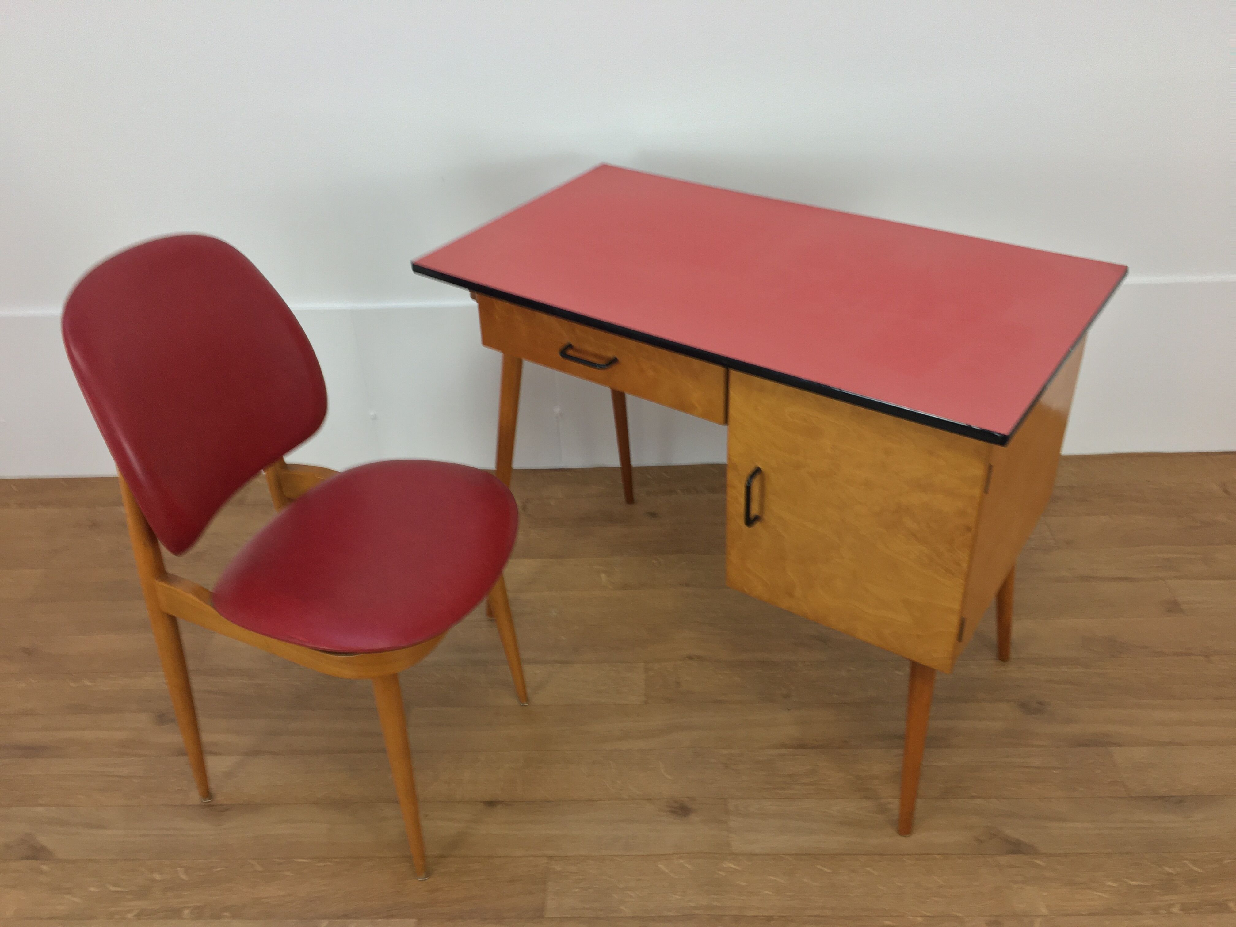 Bureau et chaise Baumann Pégase rouges, pieds compas