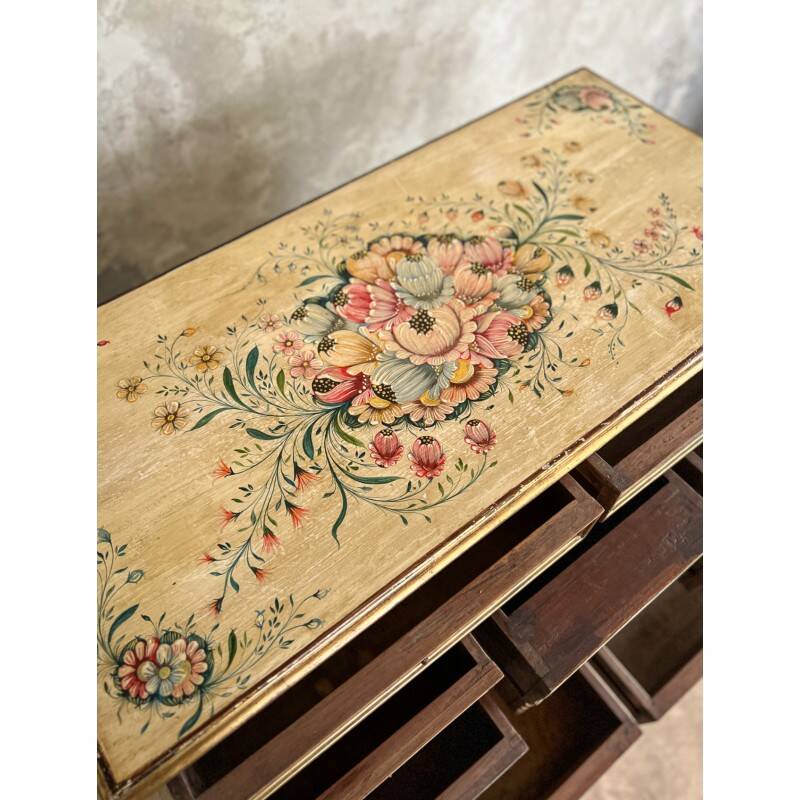 Commode peinte au décor fleuri