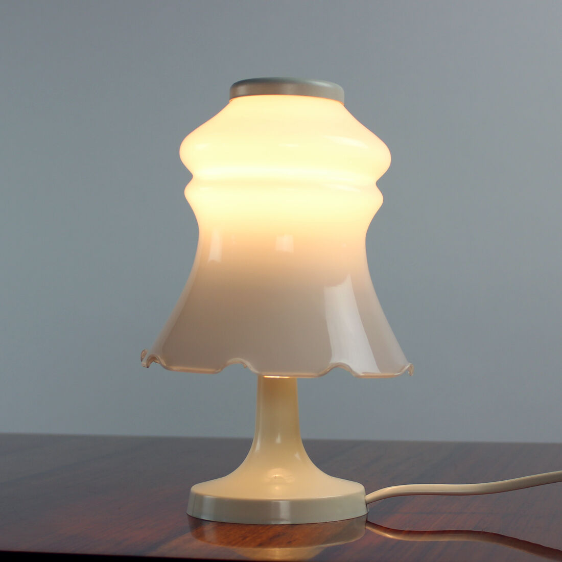 Lampe de table en verre opalin blanc, Opp Jihlava, Tchécoslovaquie années 1960