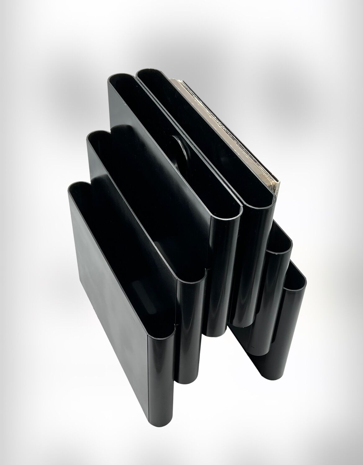 Magazine holder by Giotto Stoppino for Kartell 1970