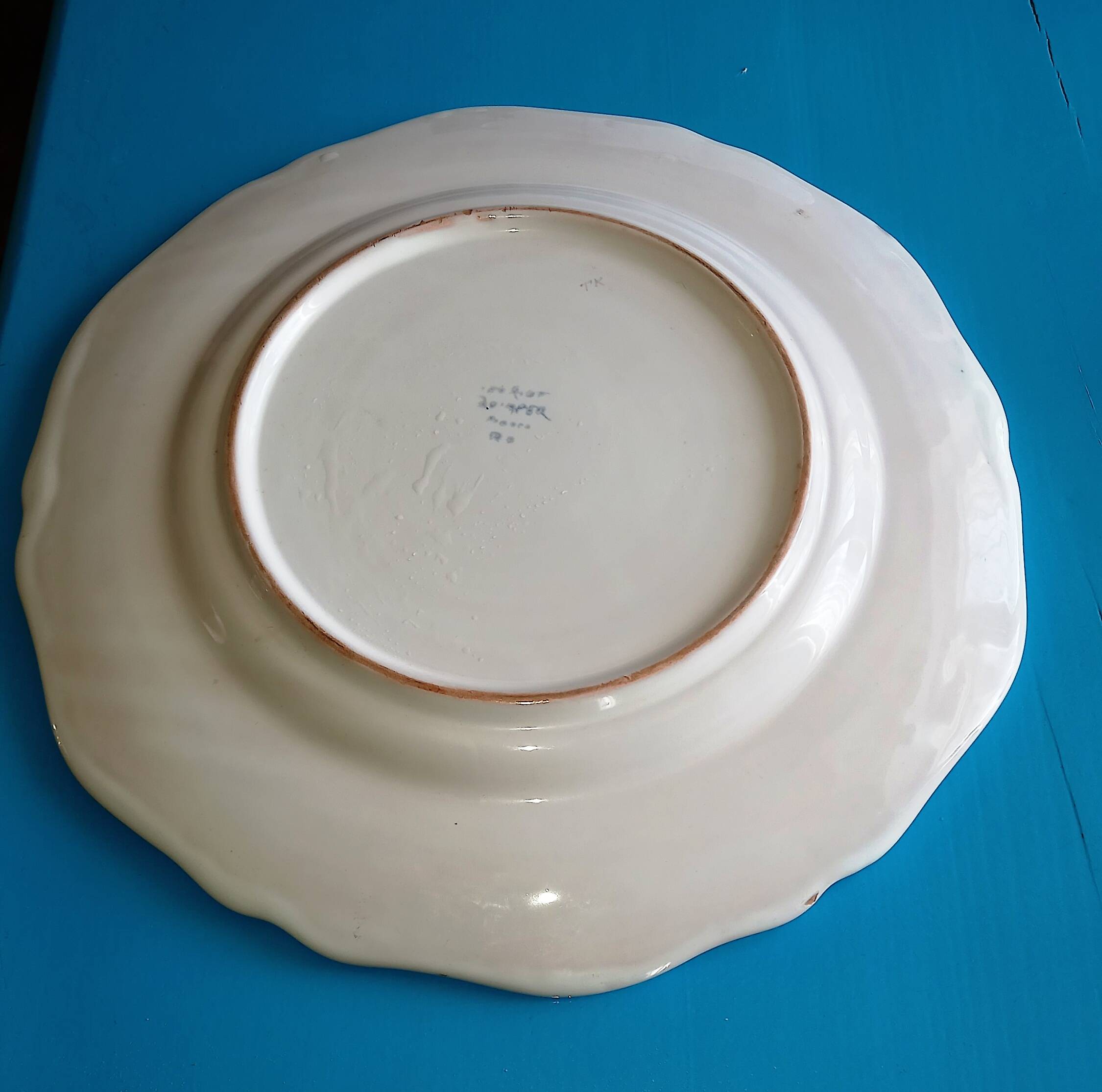 Henriot Quimper France – Grand plat  de  35 cm de diamètre - Rare motif  pastel de fleurs vertes