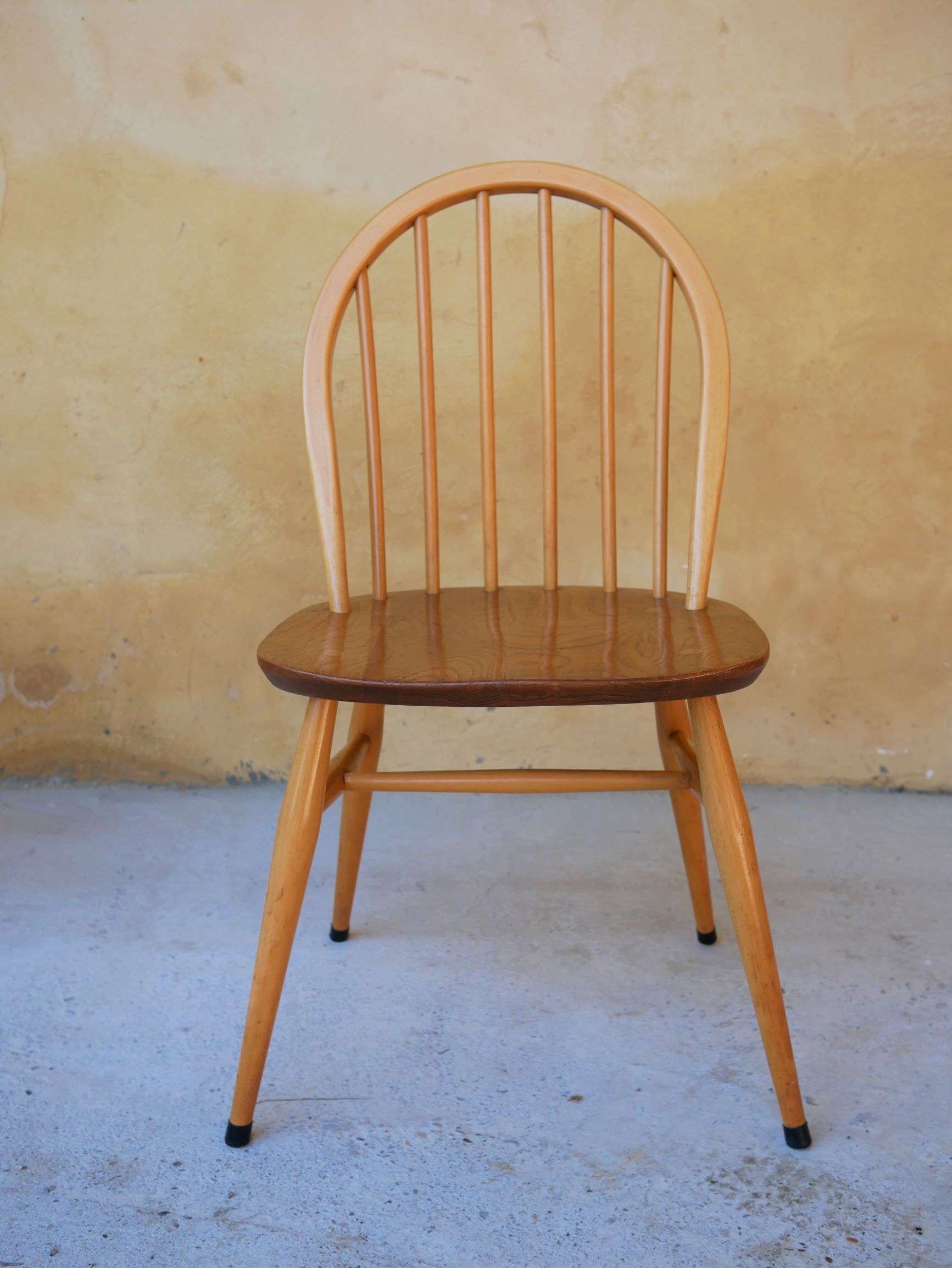 Série de 4 chaises « Windsor » par L. Ercolani pour les éditions Ercol