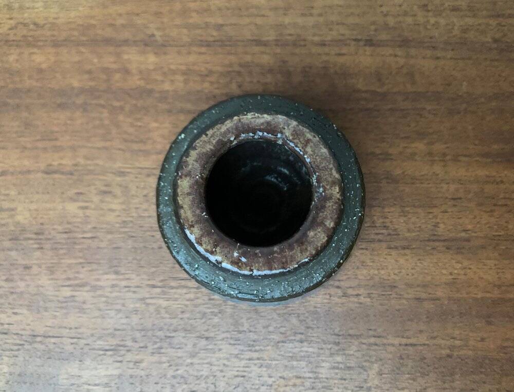 Minimalist studio pottery vase from mid-century Danish artist Michael Andersen, Bornholm, 1960s.