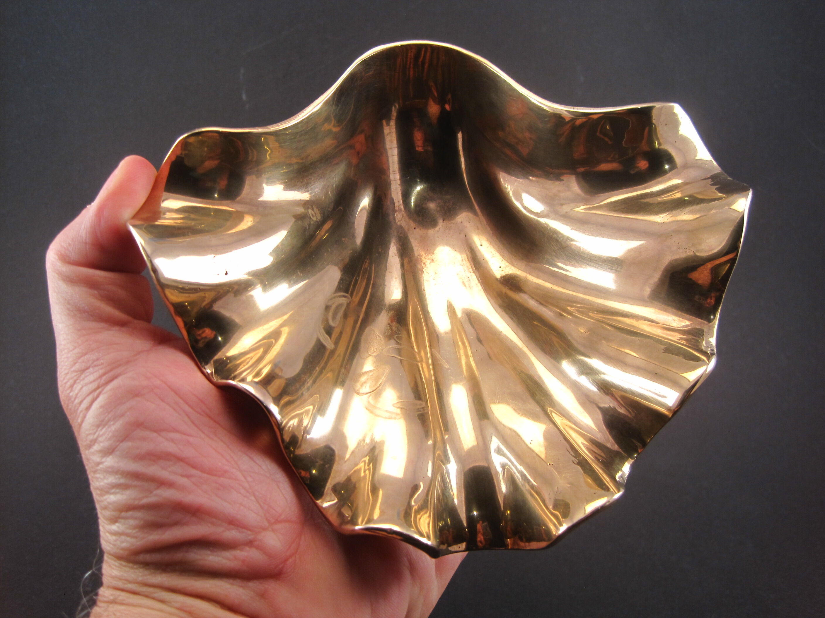 Empty pocket vintage ring cup in solid brass shell tripod 1970