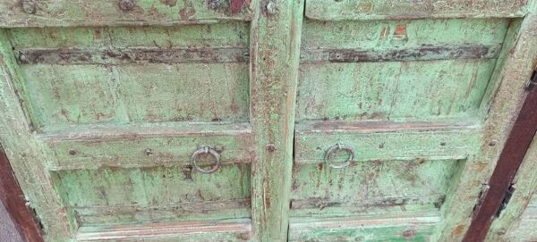 Buffet long en bois avec portes anciennes vertes