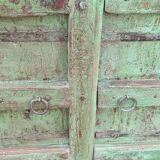 Buffet long en bois avec portes anciennes vertes