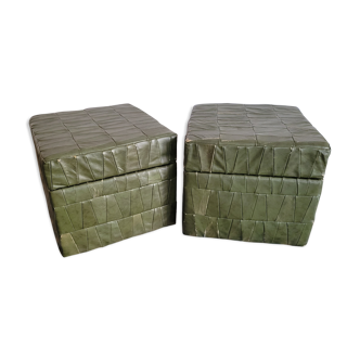 Paire de poufs en cuir vert