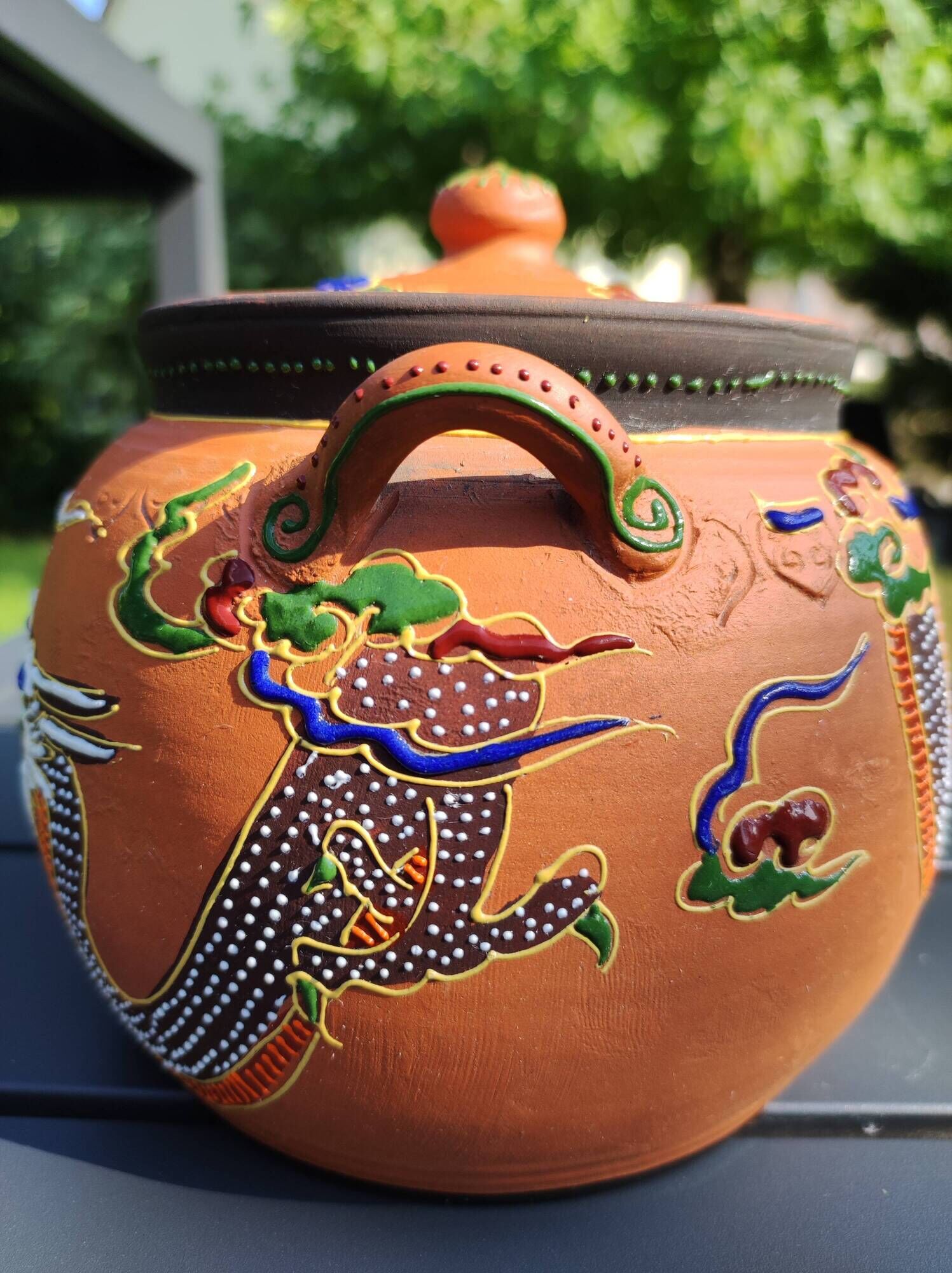 Théière japonaise décorative ancienne en terre cuite tons orangés, à décor de dragon émaillé multico