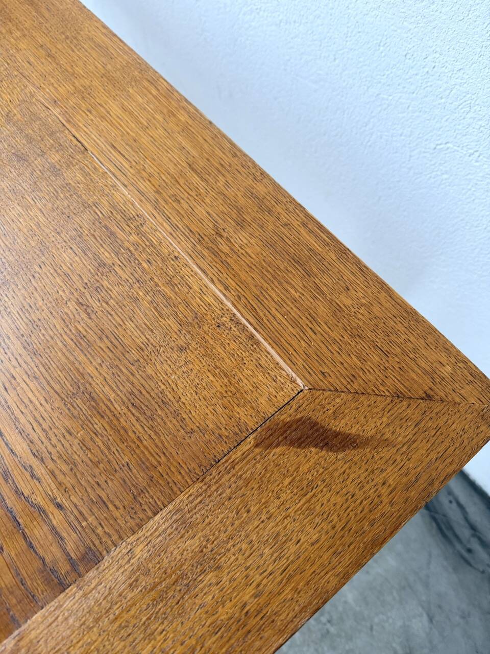 Extendable farmhouse table in oak