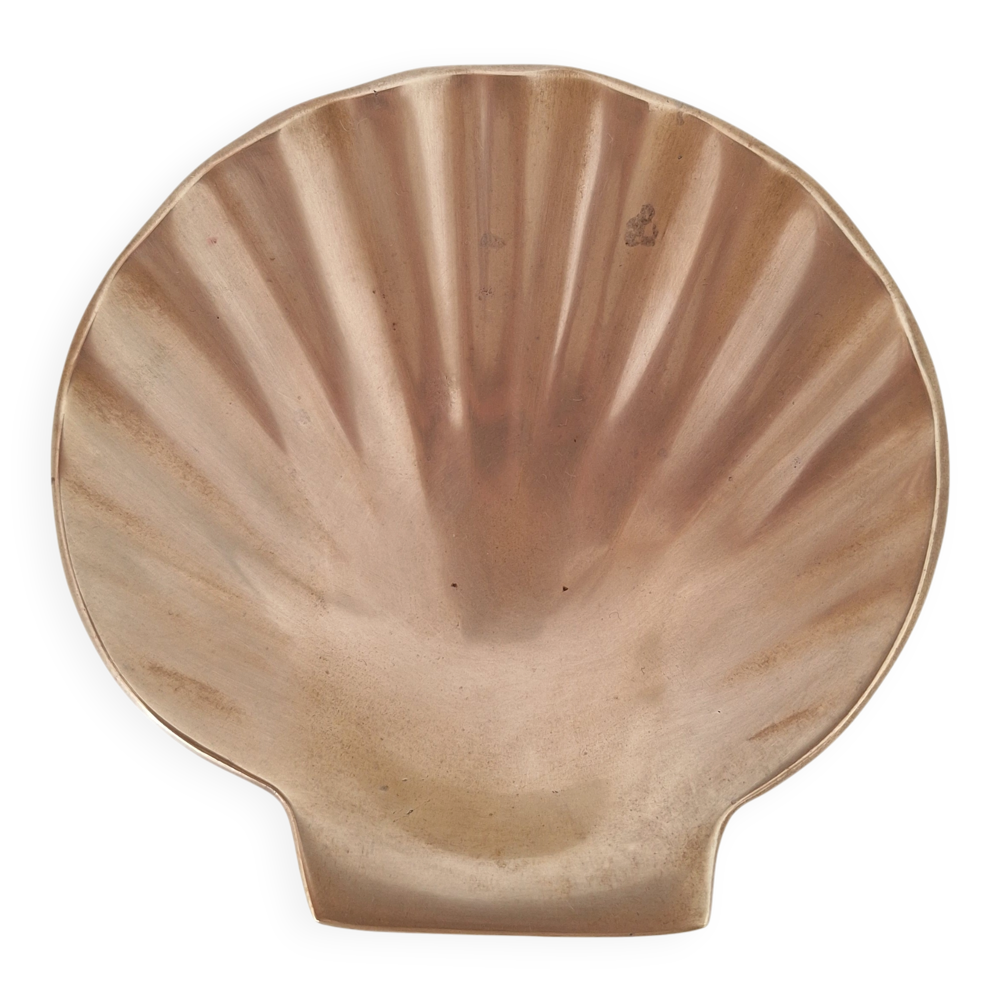 Shell-shaped brass catchall.