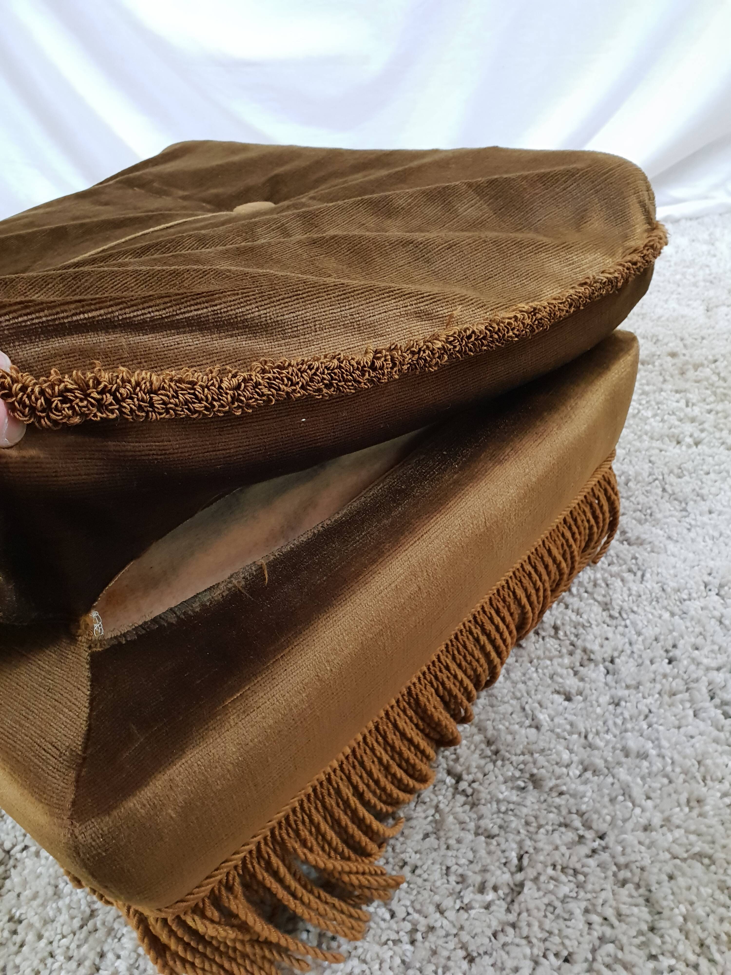 Pouf in green velvet