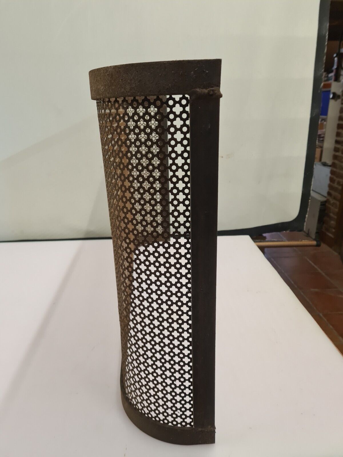Iron chimney screen