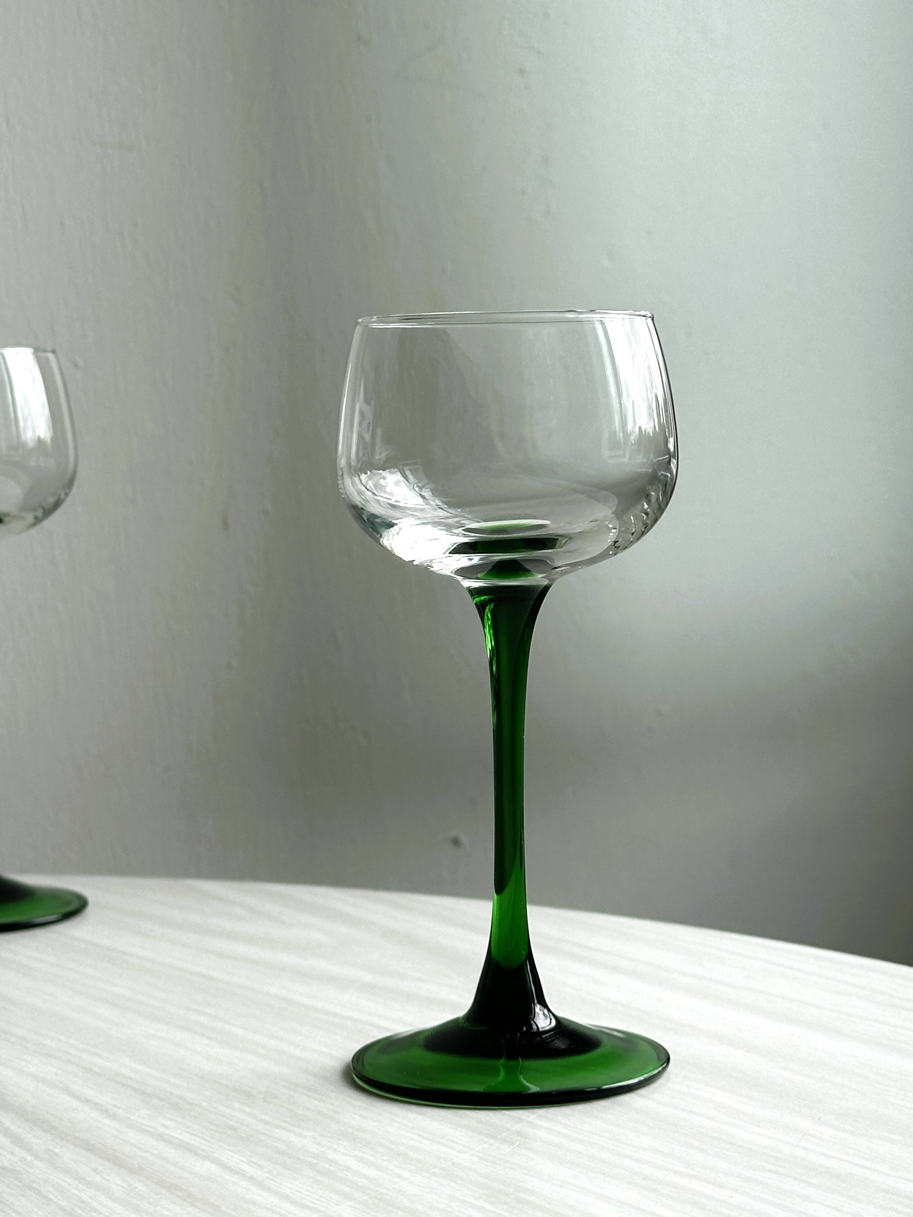 8 stemmed glasses with green stems, Alsatian wine glasses.