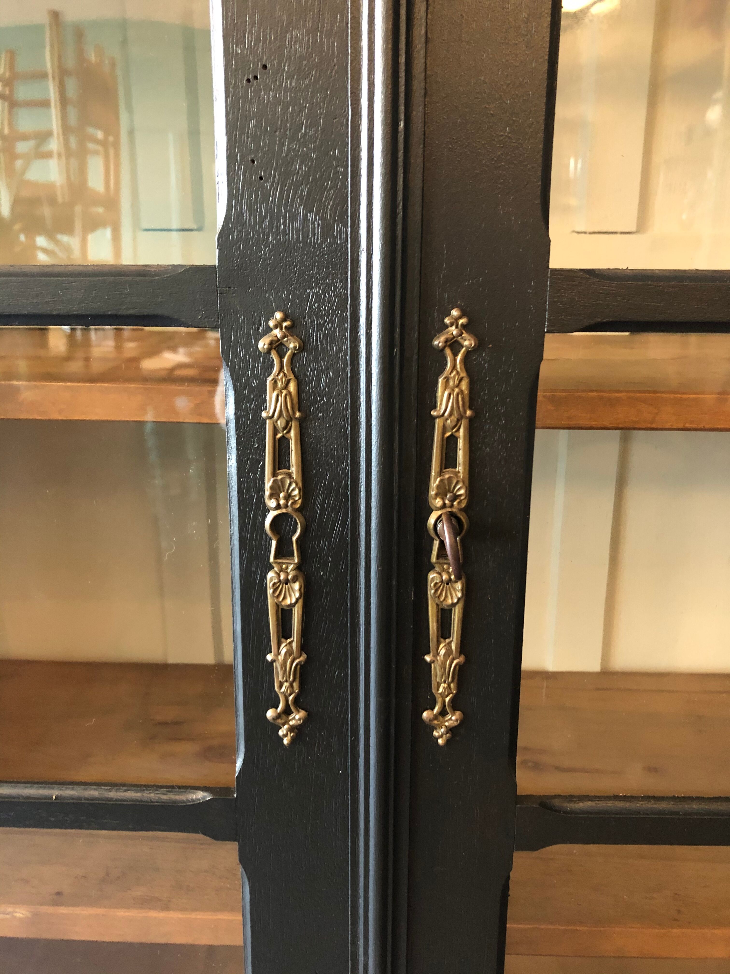 Armoire vitrée ancienne, début XXème