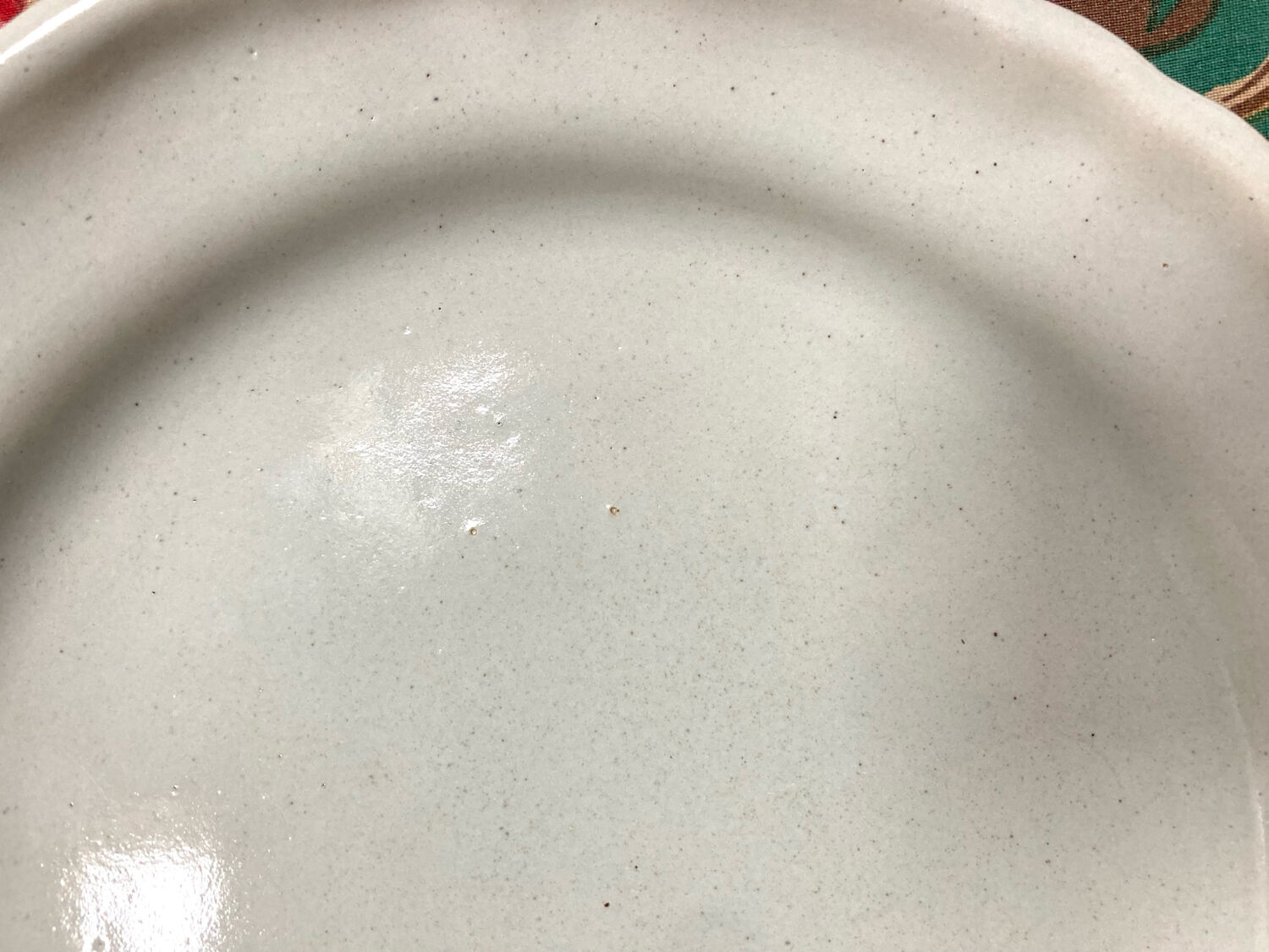 4 white earthenware plates
