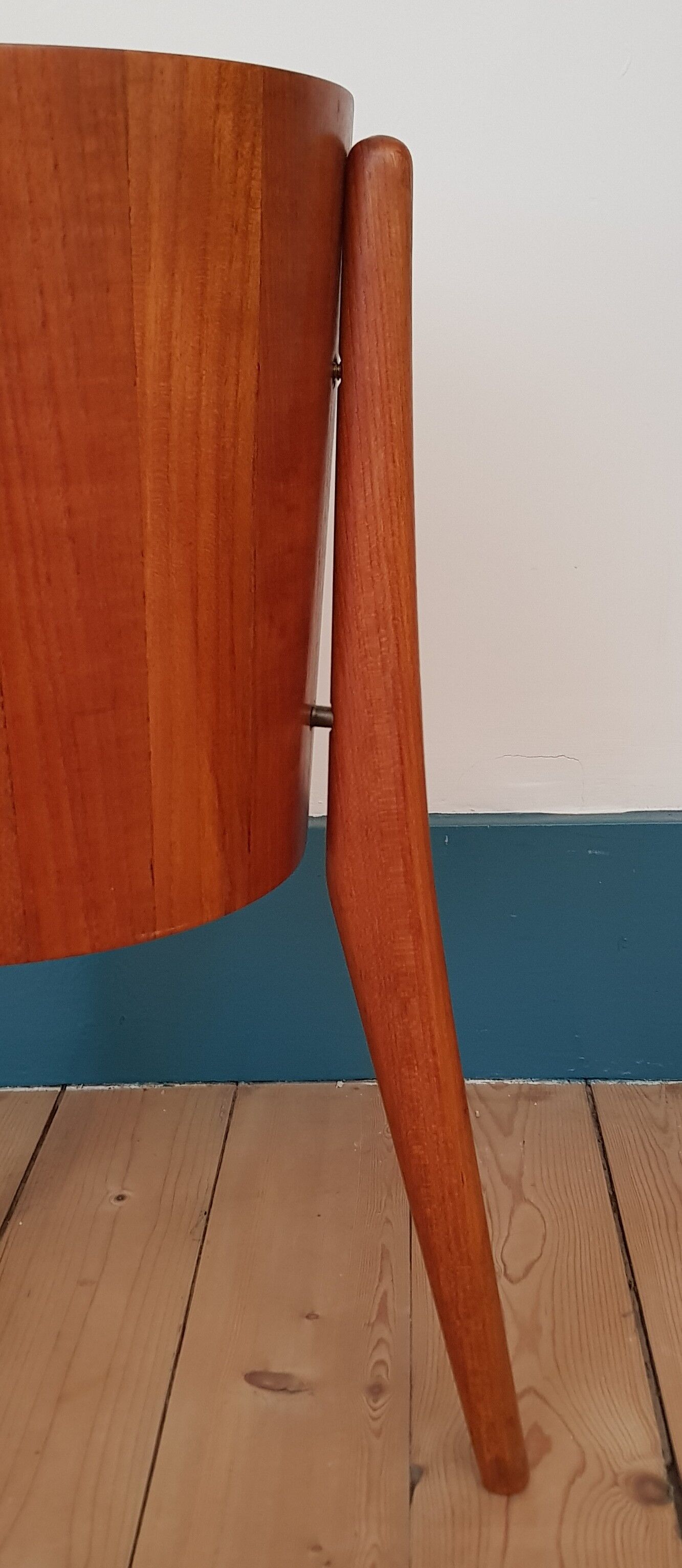 Tripod Scandinavian teak pot cover