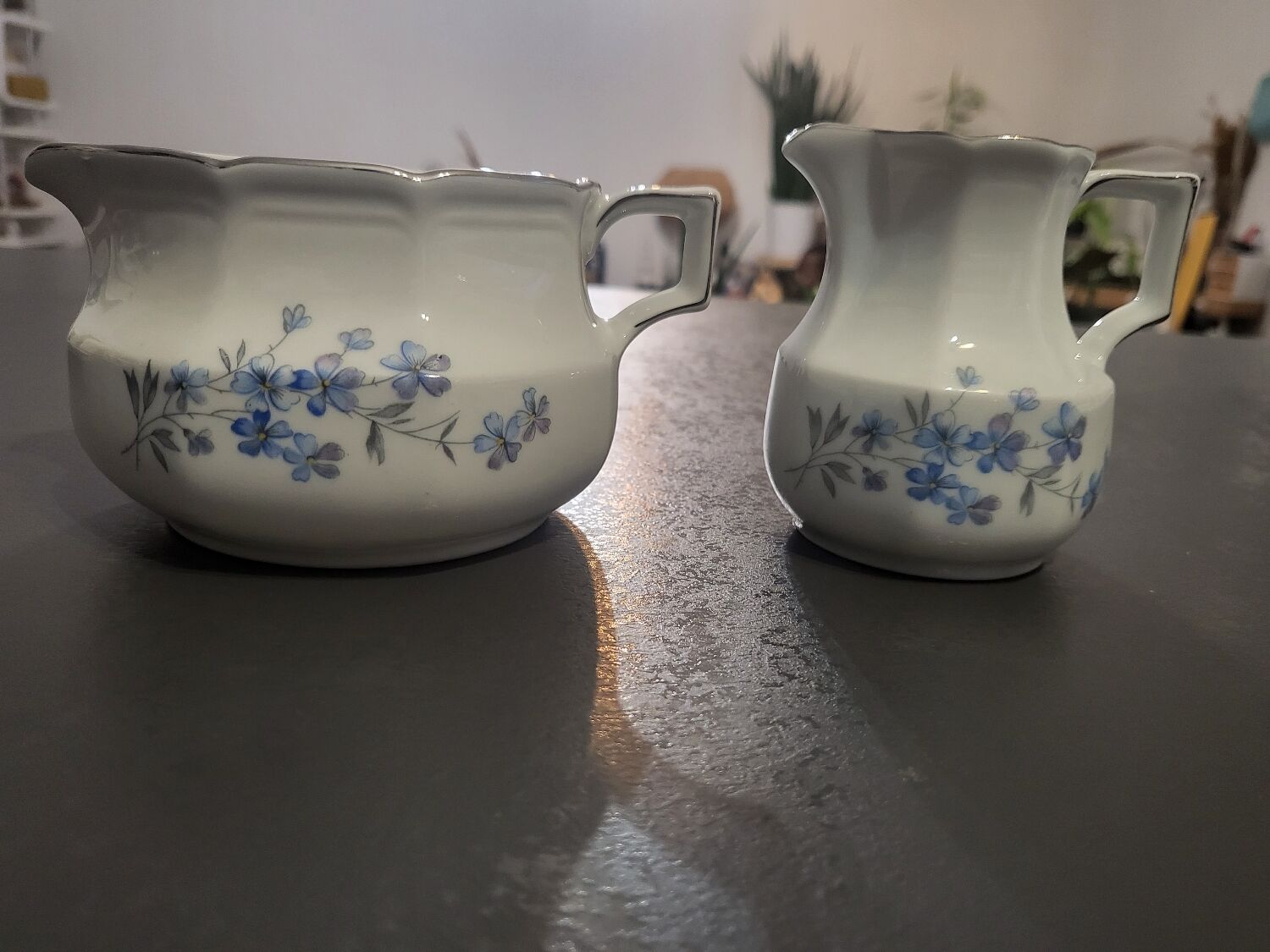 1 milk jar and 1 sugar jar of the brand bavaria
