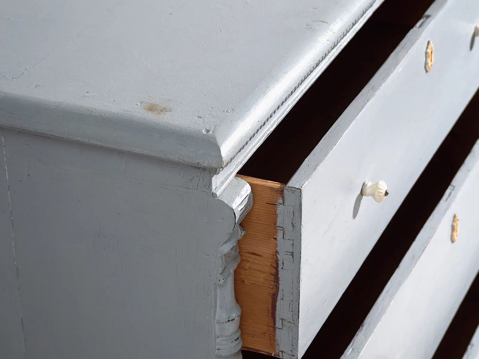 Large antique chest of drawers with three drawers (circa 1920)