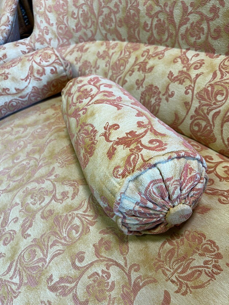Salon Crapaud ancien de 3 pièces recouvert d’un beau velours, canapé et fauteuils