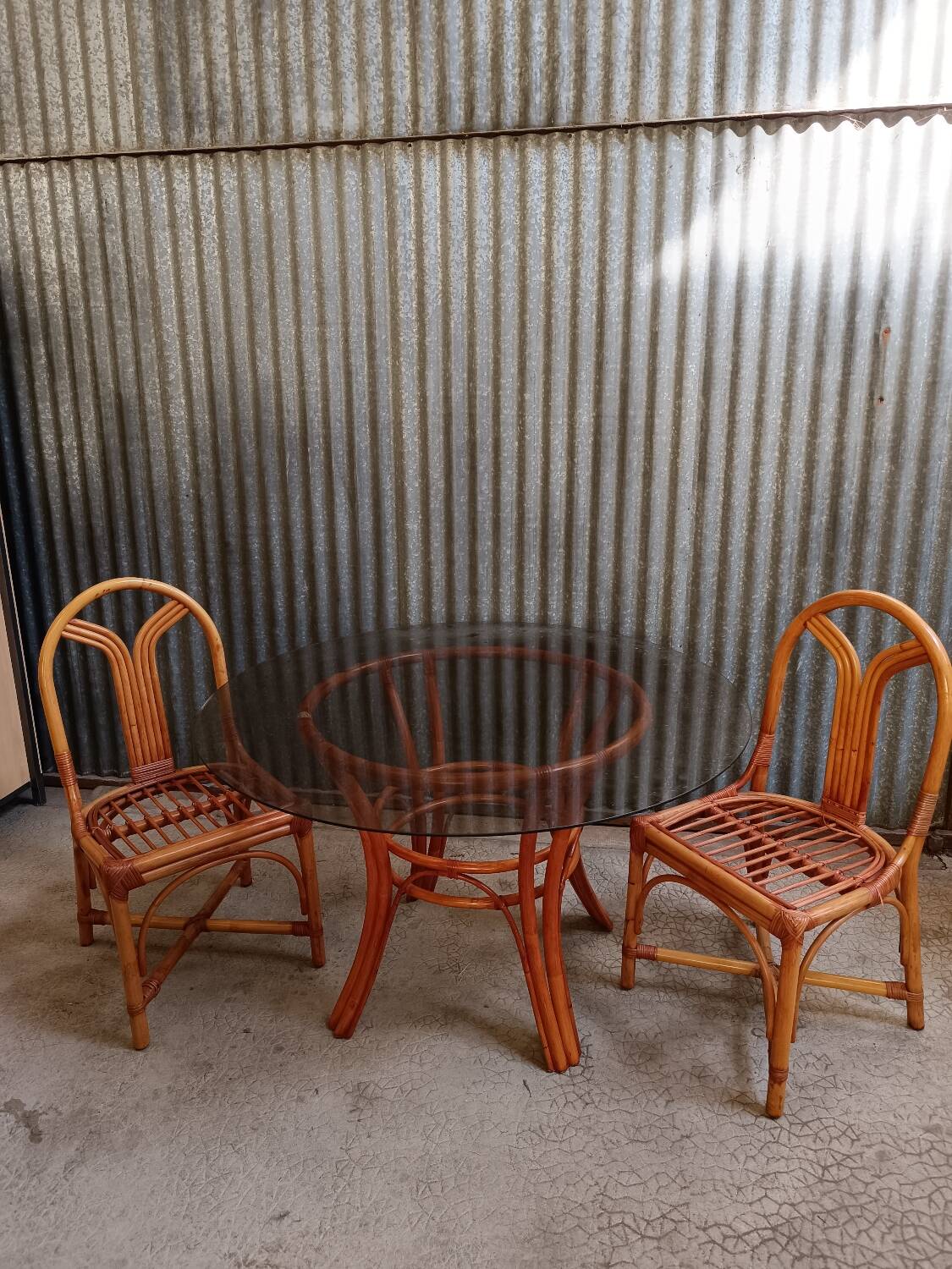 Table en rotin et verre fumé+ 2 chaises