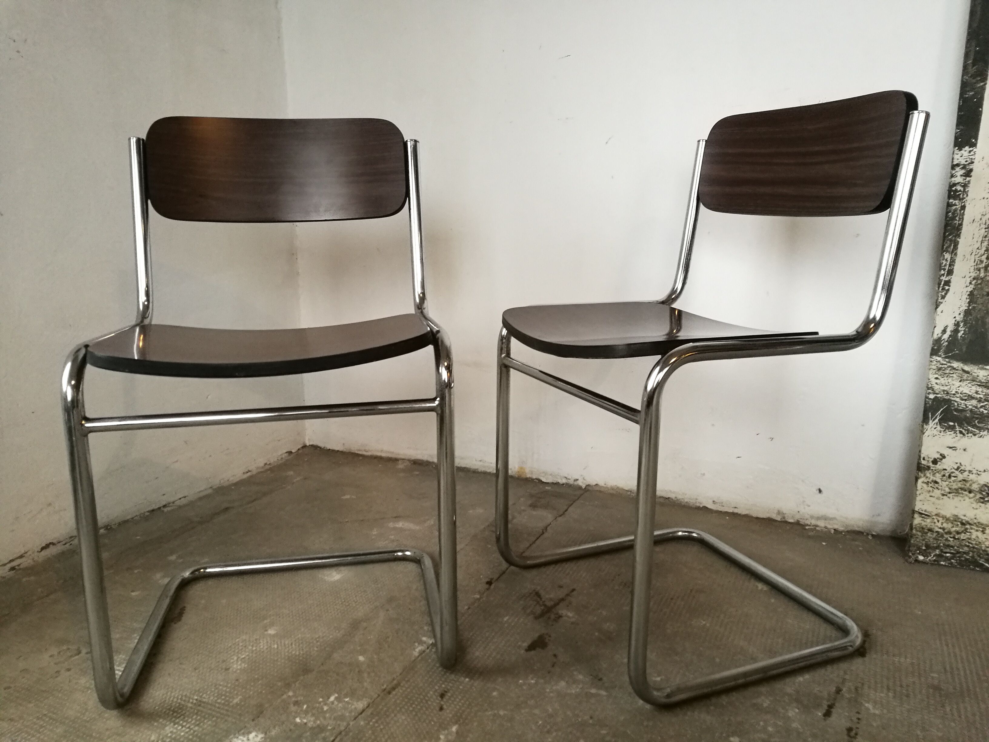 Pair of cantilever chairs from the 80s bauhaus style