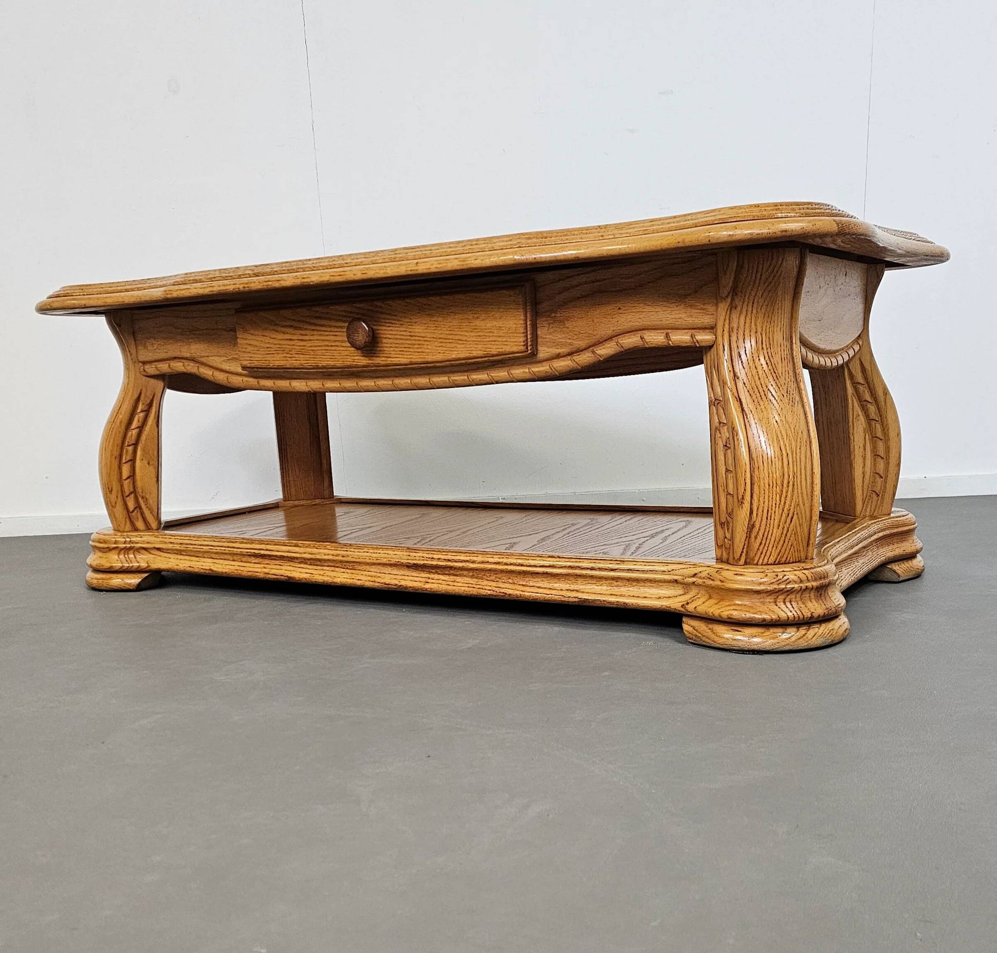 Table basse française en chêne massif des années 1970