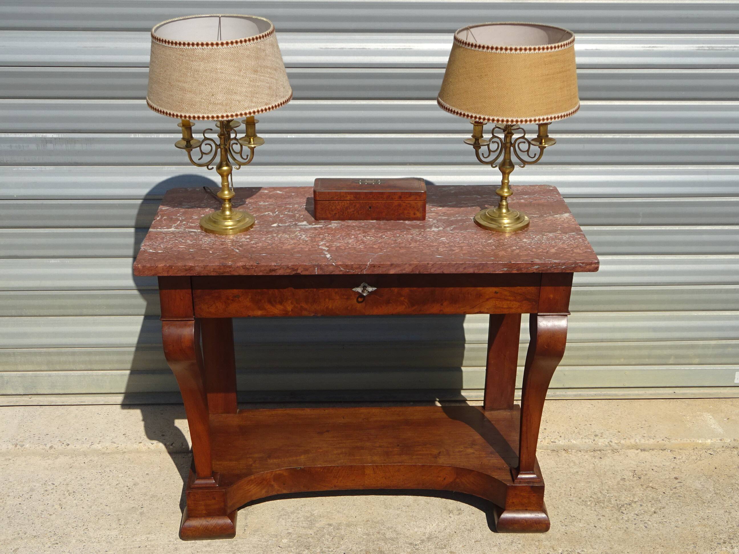 Console époque Restauration, style  Charles X en noyer avec marbre griotte