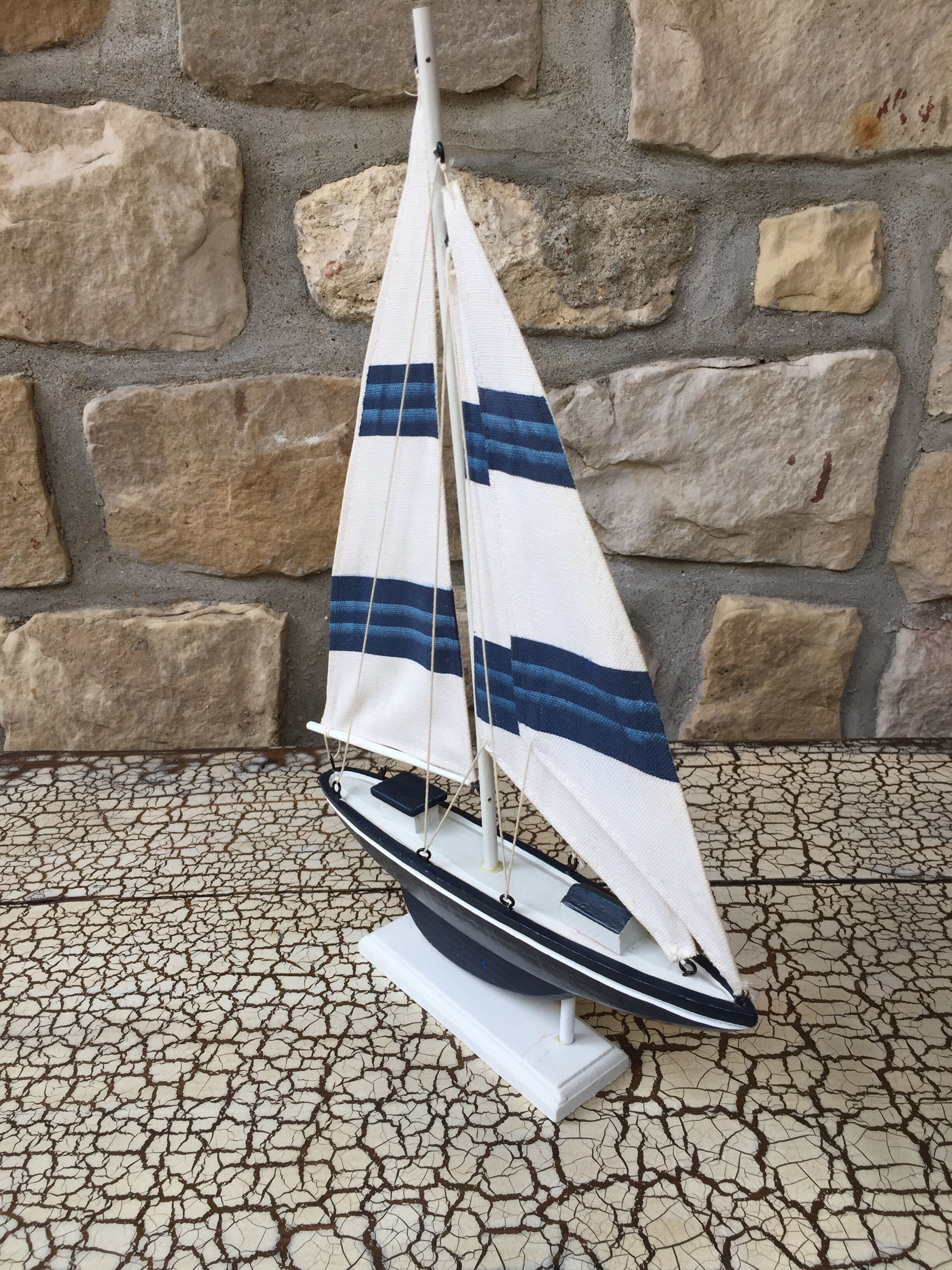 Voilier en bois et toile bleu et blanc