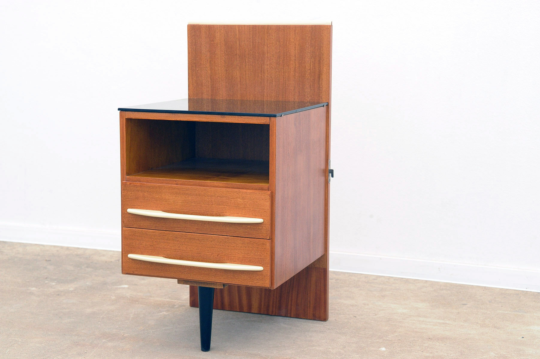 Table de chevet du milieu du siècle entièrement rénovée par Mojmír Požár, années 1960, Tchécoslovaquie