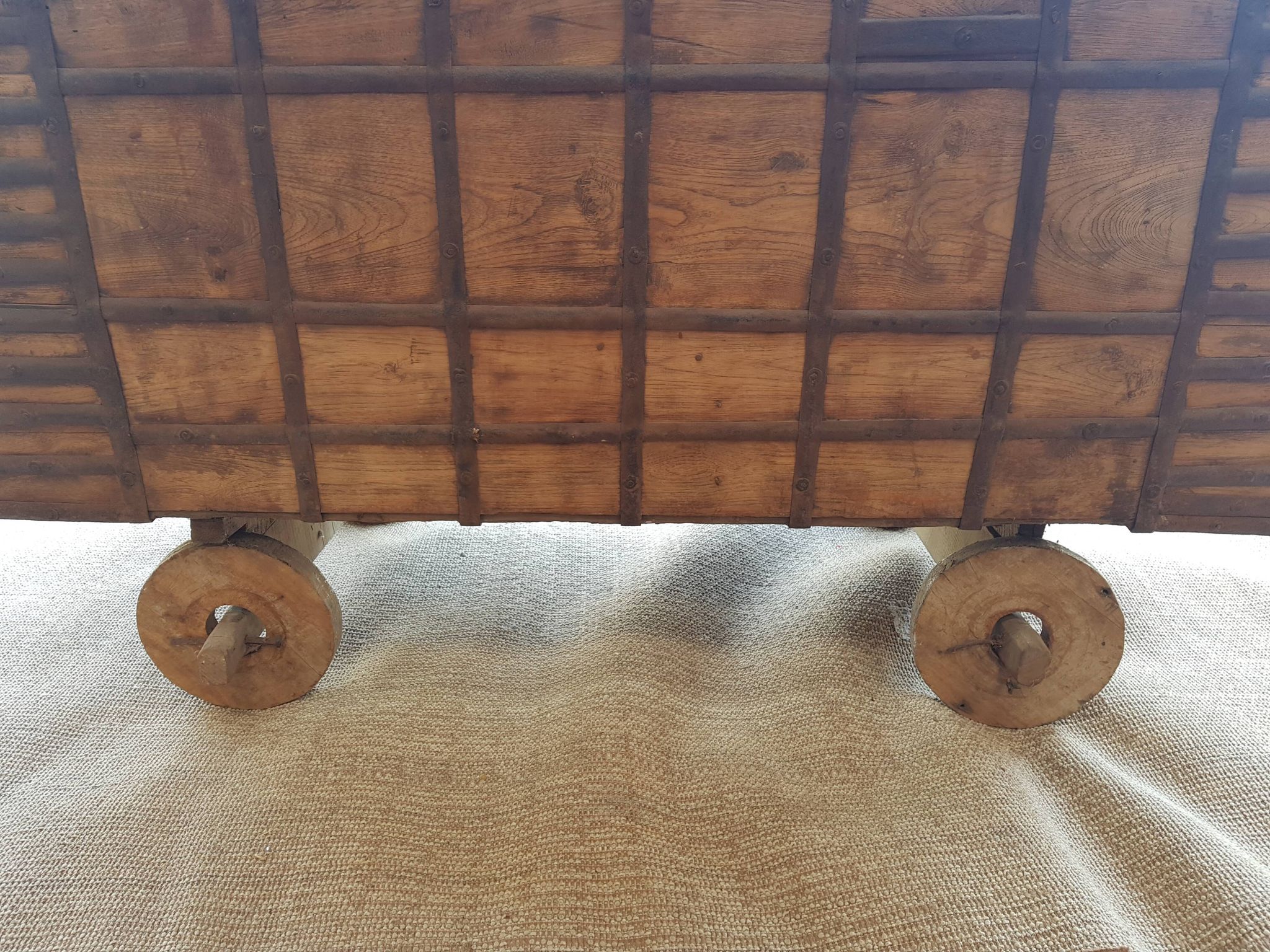 Coffre ancien indien vintage  sur roues en bois début 20eme s
