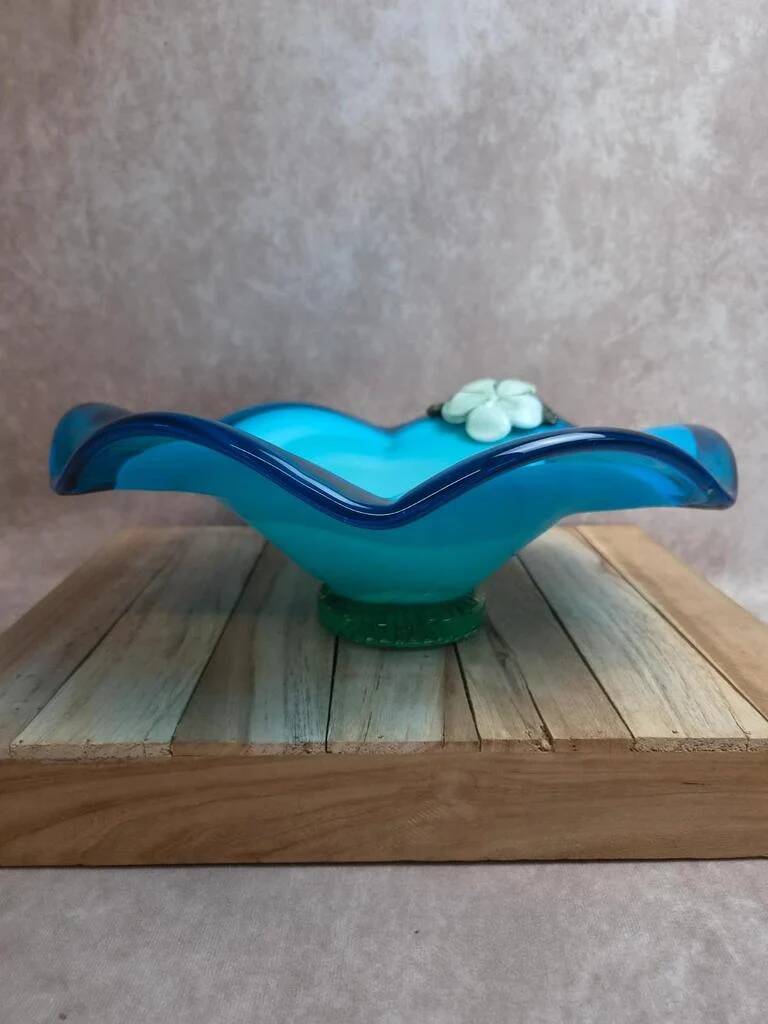 Large vintage blown glass bowl in turquoise – Murano style – applied flower