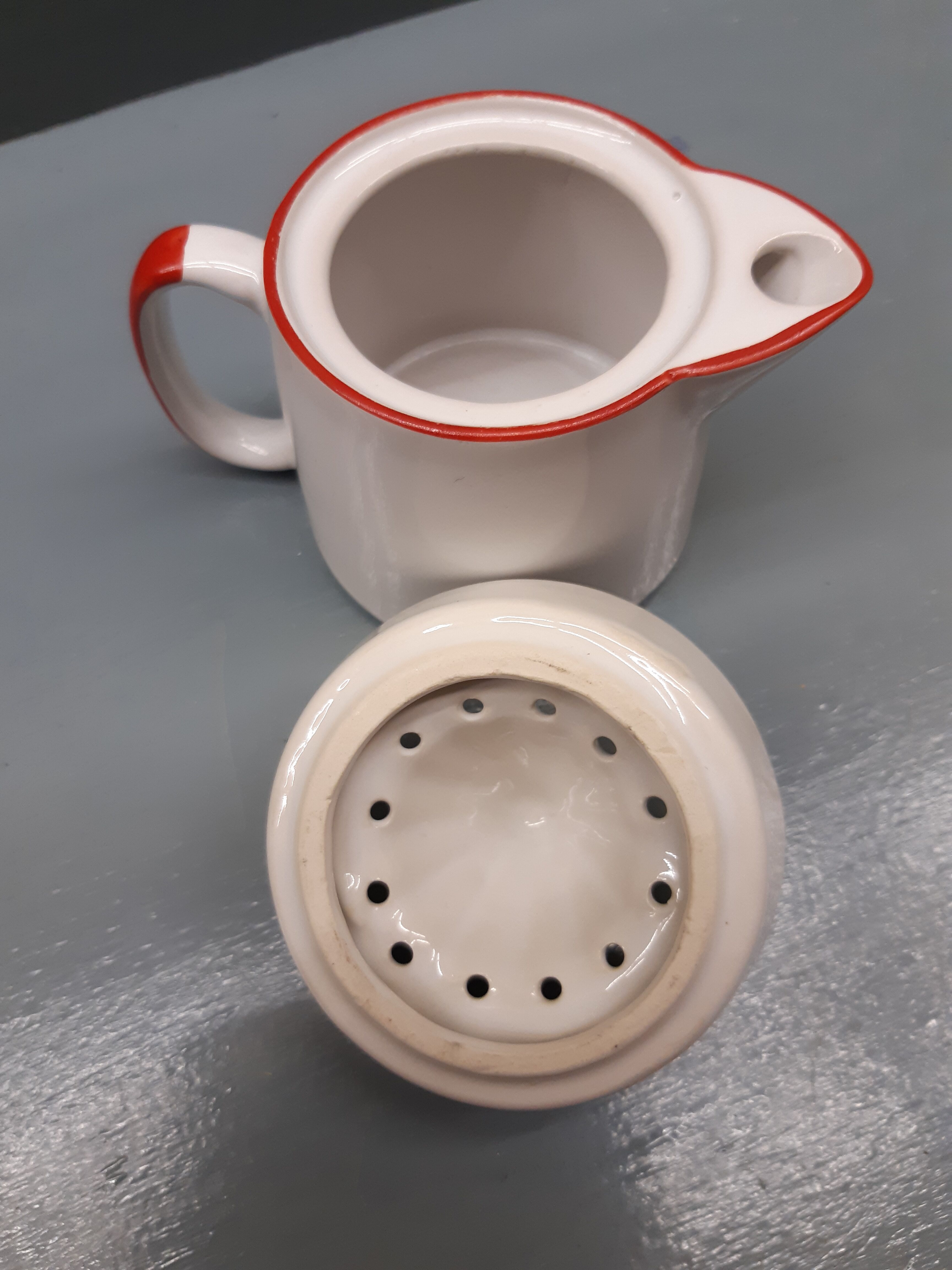 Lot 3 pieces: tisaniere lemon squeezer + 2 mug